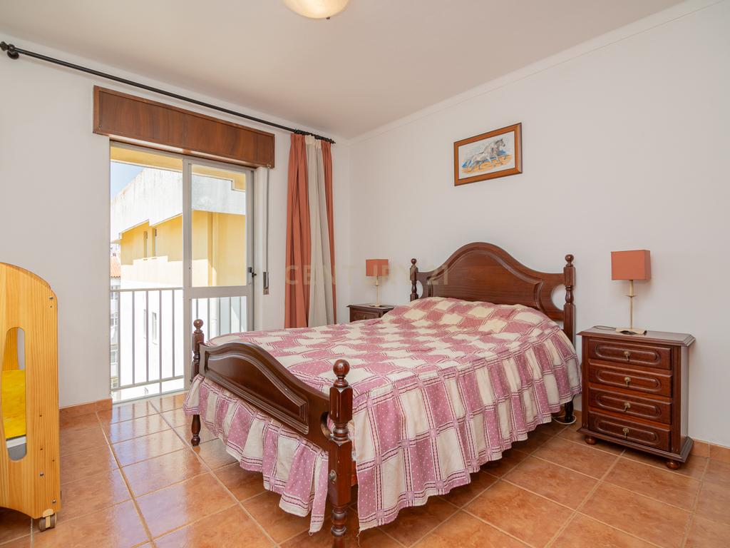 NÃO PERCA ESTA GRANDE OPORTUNIDADE! APARTAMENTO T2 COM GRANDES ÁREAS E DESPENSA, MUITO BEM LOCALIZADO PRÓXIMO DE TODAS AS COMODIDADES E SERVIÇOS E A PASSOS DAS PARADISIACAS PRAIAS DE LAGOS! - Image 12