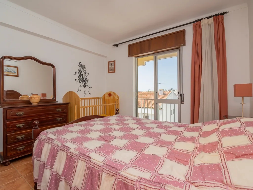 NÃO PERCA ESTA GRANDE OPORTUNIDADE! APARTAMENTO T2 COM GRANDES ÁREAS E DESPENSA, MUITO BEM LOCALIZADO PRÓXIMO DE TODAS AS COMODIDADES E SERVIÇOS E A PASSOS DAS PARADISIACAS PRAIAS DE LAGOS! - Image 9