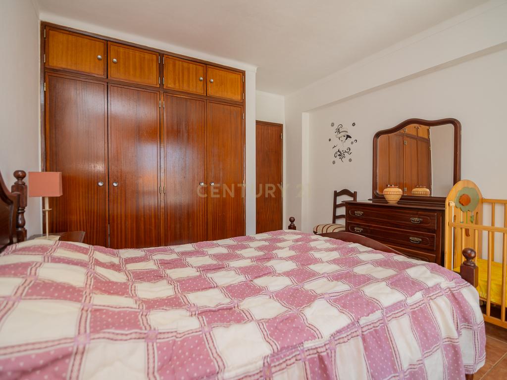 NÃO PERCA ESTA GRANDE OPORTUNIDADE! APARTAMENTO T2 COM GRANDES ÁREAS E DESPENSA, MUITO BEM LOCALIZADO PRÓXIMO DE TODAS AS COMODIDADES E SERVIÇOS E A PASSOS DAS PARADISIACAS PRAIAS DE LAGOS! - Image 10