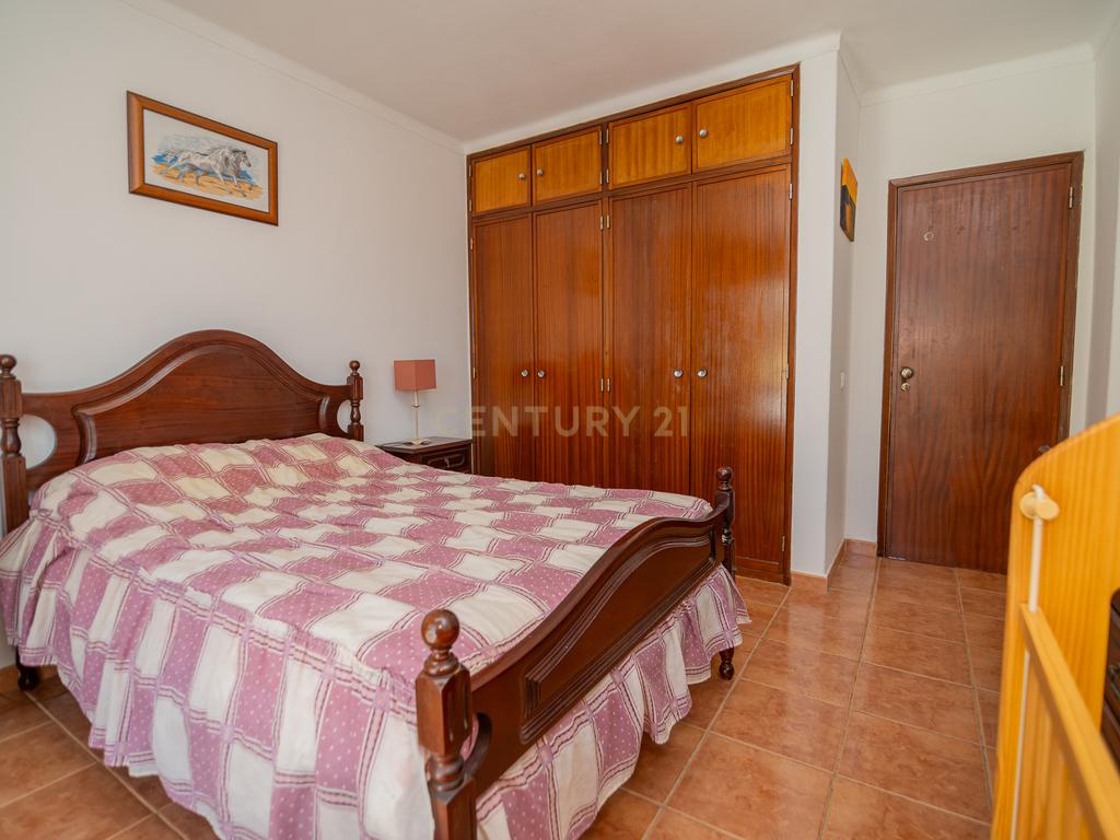 NÃO PERCA ESTA GRANDE OPORTUNIDADE! APARTAMENTO T2 COM GRANDES ÁREAS E DESPENSA, MUITO BEM LOCALIZADO PRÓXIMO DE TODAS AS COMODIDADES E SERVIÇOS E A PASSOS DAS PARADISIACAS PRAIAS DE LAGOS! - Image 11