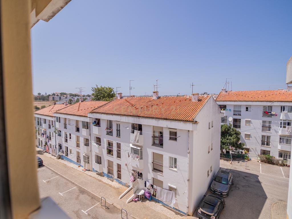 NÃO PERCA ESTA GRANDE OPORTUNIDADE! APARTAMENTO T2 COM GRANDES ÁREAS E DESPENSA, MUITO BEM LOCALIZADO PRÓXIMO DE TODAS AS COMODIDADES E SERVIÇOS E A PASSOS DAS PARADISIACAS PRAIAS DE LAGOS! - Image 31