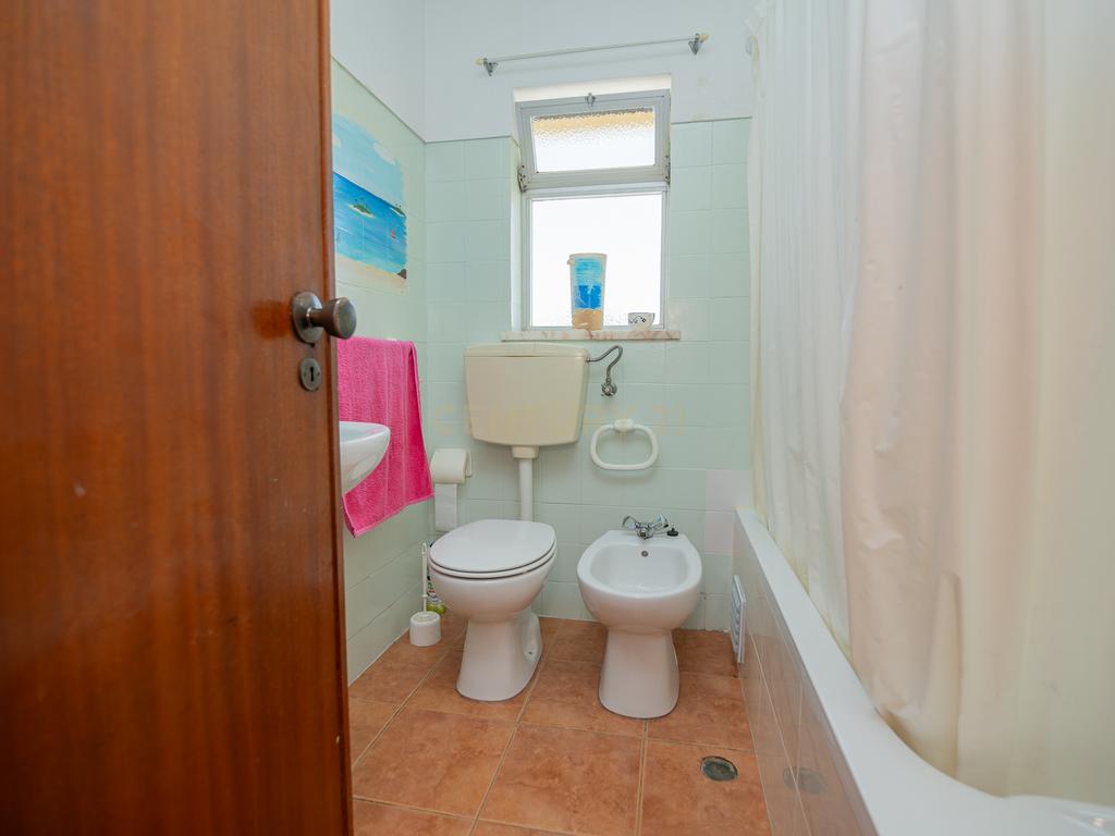NÃO PERCA ESTA GRANDE OPORTUNIDADE! APARTAMENTO T2 COM GRANDES ÁREAS E DESPENSA, MUITO BEM LOCALIZADO PRÓXIMO DE TODAS AS COMODIDADES E SERVIÇOS E A PASSOS DAS PARADISIACAS PRAIAS DE LAGOS! - Image 22