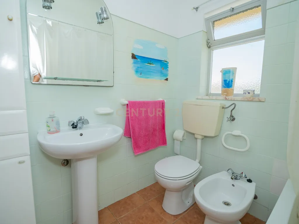 NÃO PERCA ESTA GRANDE OPORTUNIDADE! APARTAMENTO T2 COM GRANDES ÁREAS E DESPENSA, MUITO BEM LOCALIZADO PRÓXIMO DE TODAS AS COMODIDADES E SERVIÇOS E A PASSOS DAS PARADISIACAS PRAIAS DE LAGOS! - Image 20