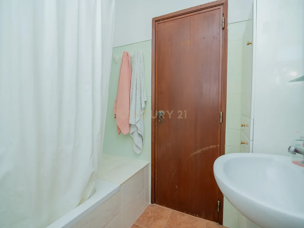 NÃO PERCA ESTA GRANDE OPORTUNIDADE! APARTAMENTO T2 COM GRANDES ÁREAS E DESPENSA, MUITO BEM LOCALIZADO PRÓXIMO DE TODAS AS COMODIDADES E SERVIÇOS E A PASSOS DAS PARADISIACAS PRAIAS DE LAGOS! - Image 21