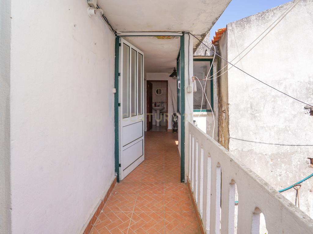 Moradia T2 + T3 - Localização tranquila - Image 12