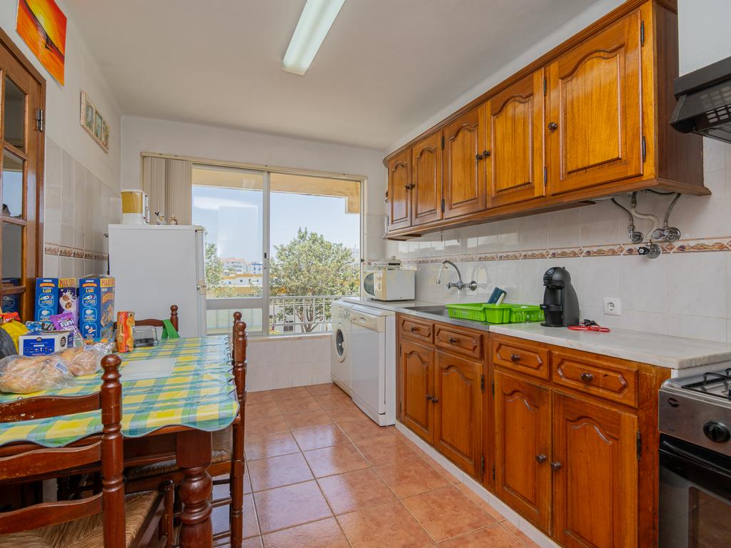NÃO PERCA ESTA GRANDE OPORTUNIDADE! APARTAMENTO T2 COM GRANDES ÁREAS E DESPENSA, MUITO BEM LOCALIZADO PRÓXIMO DE TODAS AS COMODIDADES E SERVIÇOS E A PASSOS DAS PARADISIACAS PRAIAS DE LAGOS! - Image 16
