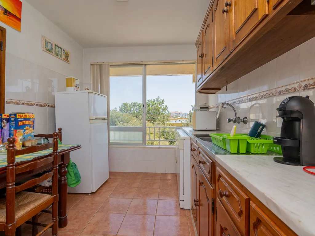 NÃO PERCA ESTA GRANDE OPORTUNIDADE! APARTAMENTO T2 COM GRANDES ÁREAS E DESPENSA, MUITO BEM LOCALIZADO PRÓXIMO DE TODAS AS COMODIDADES E SERVIÇOS E A PASSOS DAS PARADISIACAS PRAIAS DE LAGOS! - Image 18