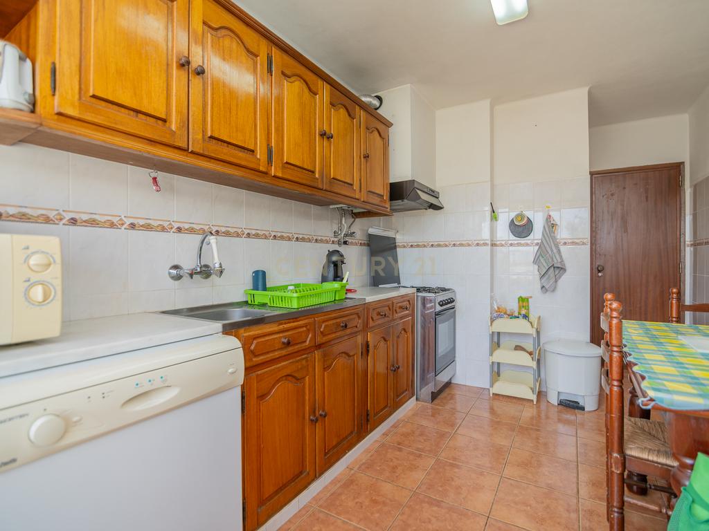 NÃO PERCA ESTA GRANDE OPORTUNIDADE! APARTAMENTO T2 COM GRANDES ÁREAS E DESPENSA, MUITO BEM LOCALIZADO PRÓXIMO DE TODAS AS COMODIDADES E SERVIÇOS E A PASSOS DAS PARADISIACAS PRAIAS DE LAGOS! - Image 17