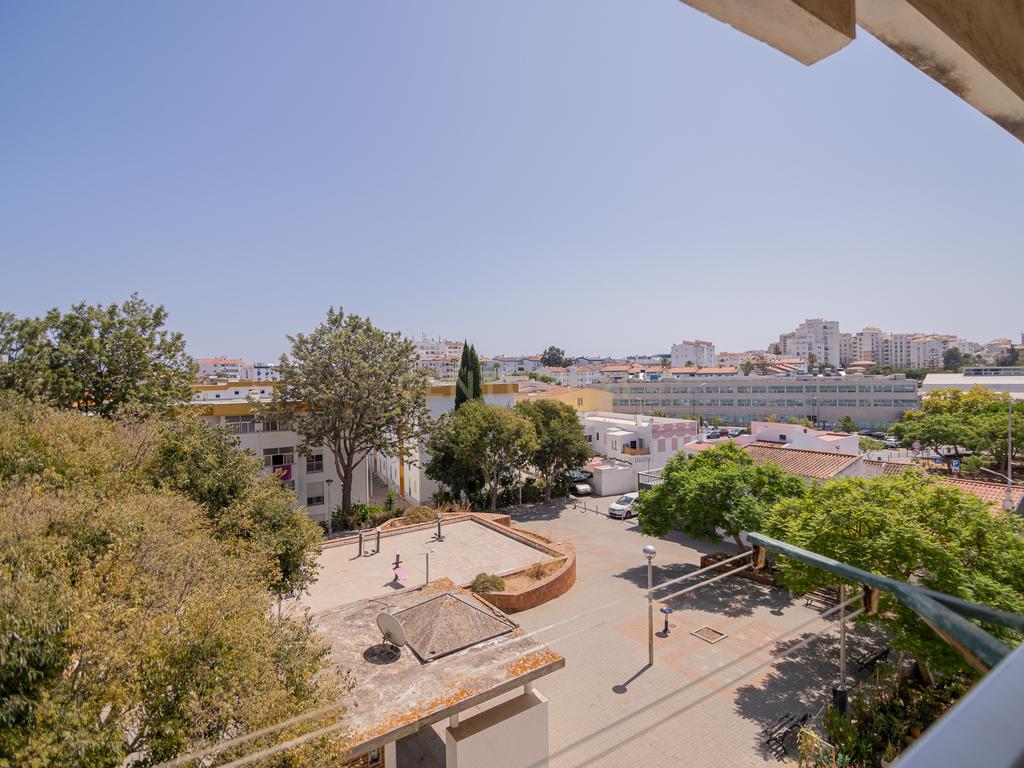 NÃO PERCA ESTA GRANDE OPORTUNIDADE! APARTAMENTO T2 COM GRANDES ÁREAS E DESPENSA, MUITO BEM LOCALIZADO PRÓXIMO DE TODAS AS COMODIDADES E SERVIÇOS E A PASSOS DAS PARADISIACAS PRAIAS DE LAGOS! - Image 28