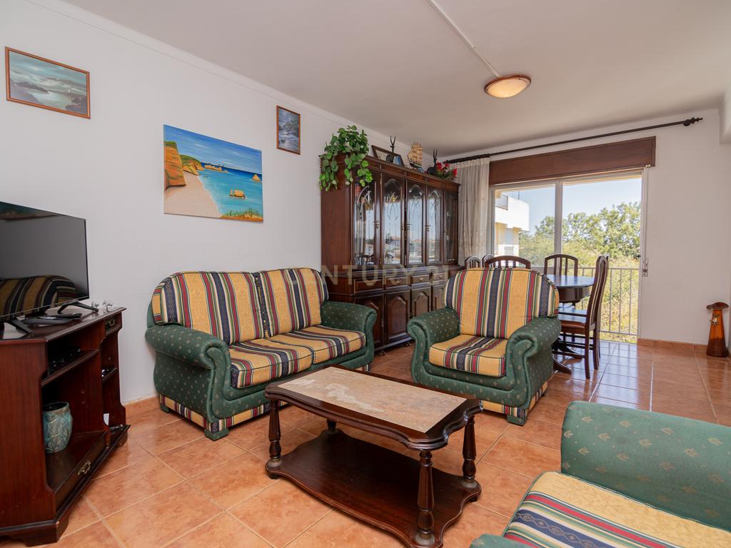 NÃO PERCA ESTA GRANDE OPORTUNIDADE! APARTAMENTO T2 COM GRANDES ÁREAS E DESPENSA, MUITO BEM LOCALIZADO PRÓXIMO DE TODAS AS COMODIDADES E SERVIÇOS E A PASSOS DAS PARADISIACAS PRAIAS DE LAGOS! - Image 5
