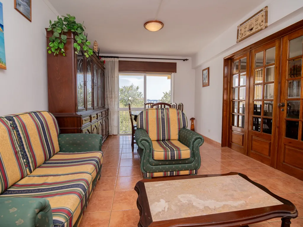 NÃO PERCA ESTA GRANDE OPORTUNIDADE! APARTAMENTO T2 COM GRANDES ÁREAS E DESPENSA, MUITO BEM LOCALIZADO PRÓXIMO DE TODAS AS COMODIDADES E SERVIÇOS E A PASSOS DAS PARADISIACAS PRAIAS DE LAGOS! - Image 1