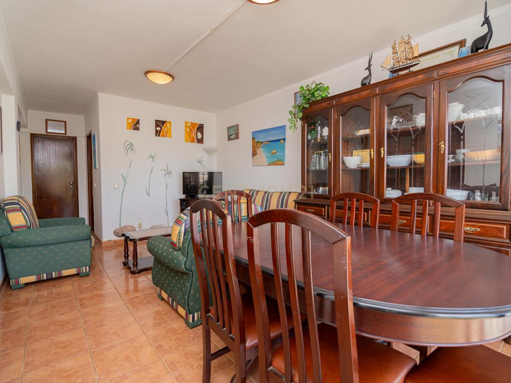 NÃO PERCA ESTA GRANDE OPORTUNIDADE! APARTAMENTO T2 COM GRANDES ÁREAS E DESPENSA, MUITO BEM LOCALIZADO PRÓXIMO DE TODAS AS COMODIDADES E SERVIÇOS E A PASSOS DAS PARADISIACAS PRAIAS DE LAGOS! - Image 7