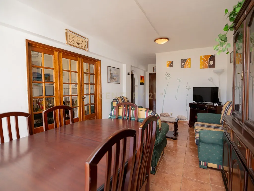 NÃO PERCA ESTA GRANDE OPORTUNIDADE! APARTAMENTO T2 COM GRANDES ÁREAS E DESPENSA, MUITO BEM LOCALIZADO PRÓXIMO DE TODAS AS COMODIDADES E SERVIÇOS E A PASSOS DAS PARADISIACAS PRAIAS DE LAGOS! - Image 8