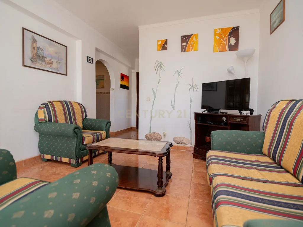 NÃO PERCA ESTA GRANDE OPORTUNIDADE! APARTAMENTO T2 COM GRANDES ÁREAS E DESPENSA, MUITO BEM LOCALIZADO PRÓXIMO DE TODAS AS COMODIDADES E SERVIÇOS E A PASSOS DAS PARADISIACAS PRAIAS DE LAGOS! - Image 4