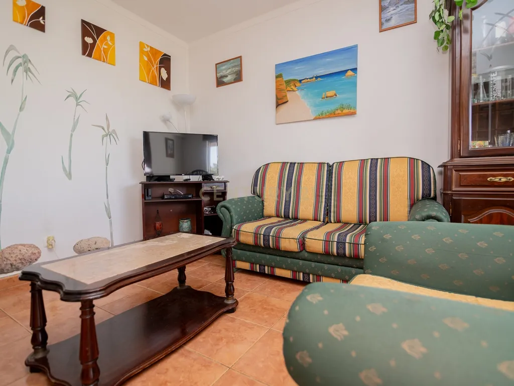 NÃO PERCA ESTA GRANDE OPORTUNIDADE! APARTAMENTO T2 COM GRANDES ÁREAS E DESPENSA, MUITO BEM LOCALIZADO PRÓXIMO DE TODAS AS COMODIDADES E SERVIÇOS E A PASSOS DAS PARADISIACAS PRAIAS DE LAGOS! - Image 6