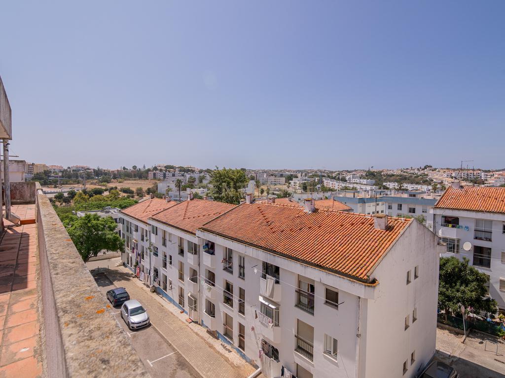 NÃO PERCA ESTA GRANDE OPORTUNIDADE! APARTAMENTO T2 COM GRANDES ÁREAS E DESPENSA, MUITO BEM LOCALIZADO PRÓXIMO DE TODAS AS COMODIDADES E SERVIÇOS E A PASSOS DAS PARADISIACAS PRAIAS DE LAGOS! - Image 23