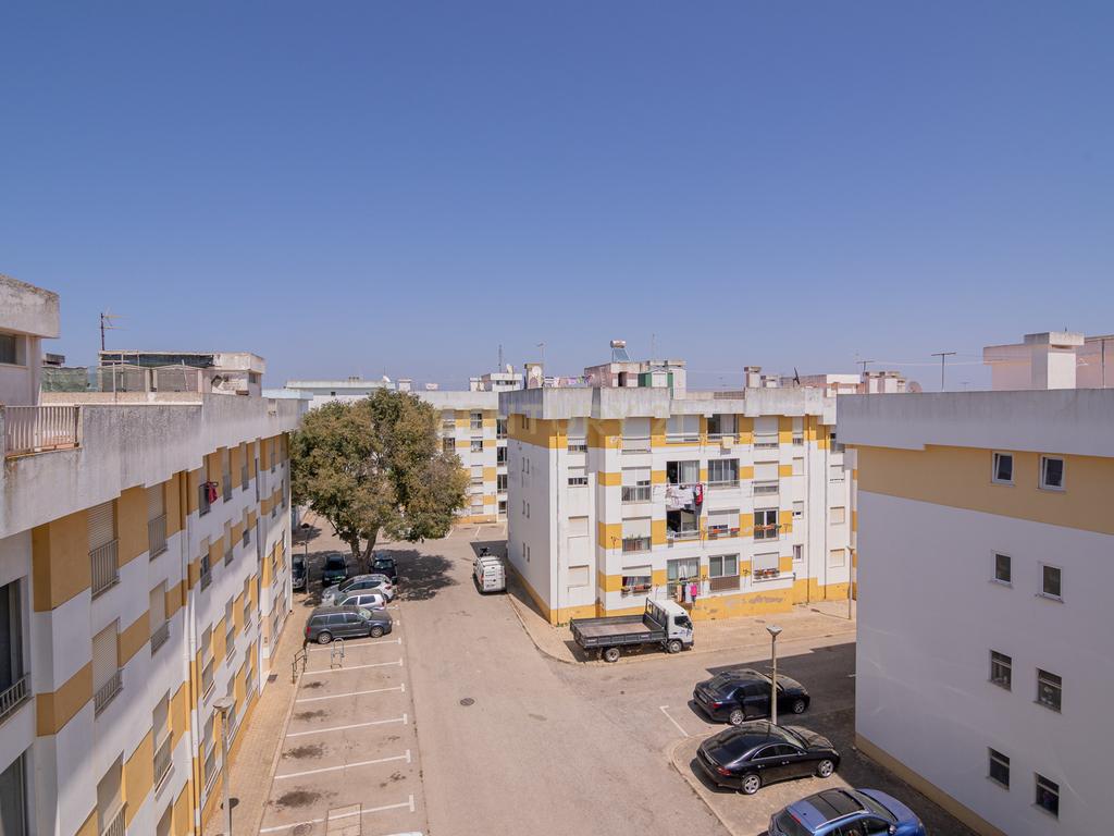 NÃO PERCA ESTA GRANDE OPORTUNIDADE! APARTAMENTO T2 COM GRANDES ÁREAS E DESPENSA, MUITO BEM LOCALIZADO PRÓXIMO DE TODAS AS COMODIDADES E SERVIÇOS E A PASSOS DAS PARADISIACAS PRAIAS DE LAGOS! - Image 24