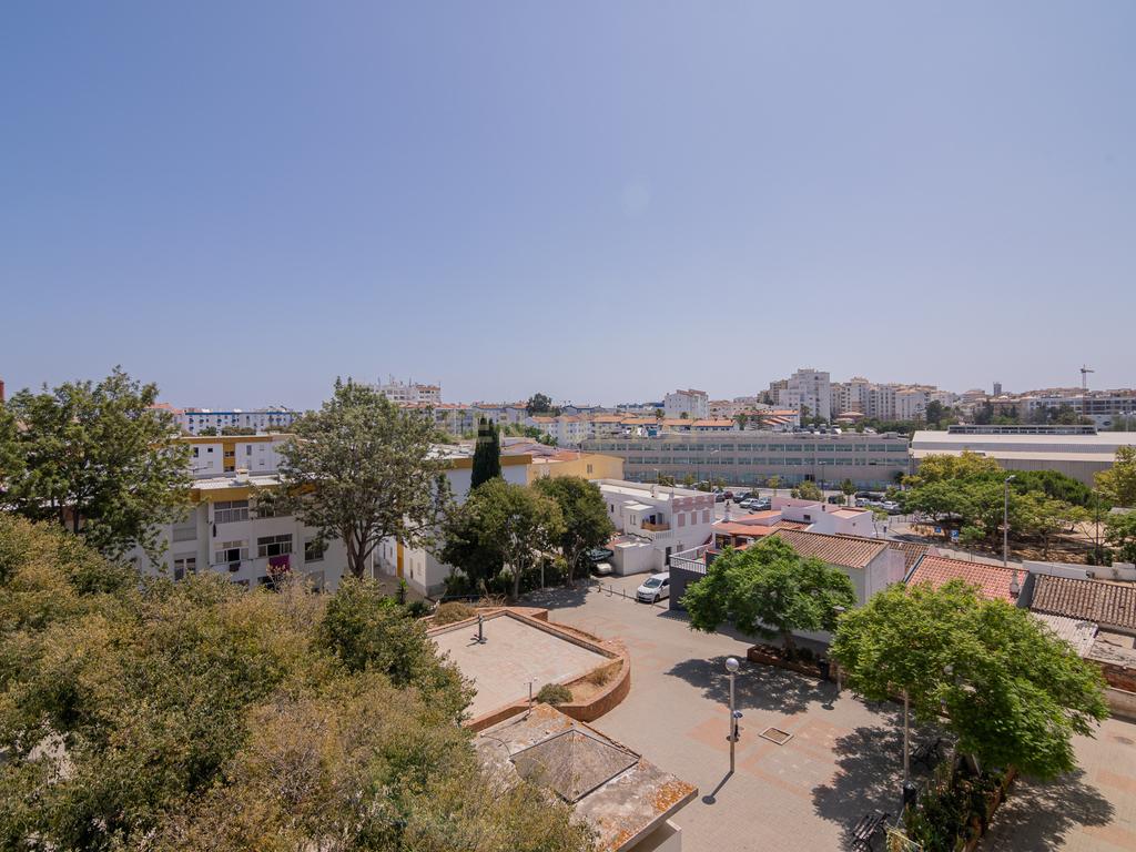 NÃO PERCA ESTA GRANDE OPORTUNIDADE! APARTAMENTO T2 COM GRANDES ÁREAS E DESPENSA, MUITO BEM LOCALIZADO PRÓXIMO DE TODAS AS COMODIDADES E SERVIÇOS E A PASSOS DAS PARADISIACAS PRAIAS DE LAGOS! - Image 27