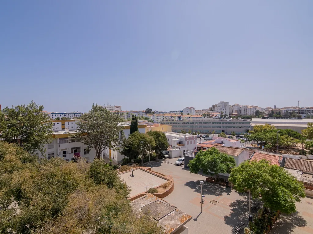 NÃO PERCA ESTA GRANDE OPORTUNIDADE! APARTAMENTO T2 COM GRANDES ÁREAS E DESPENSA, MUITO BEM LOCALIZADO PRÓXIMO DE TODAS AS COMODIDADES E SERVIÇOS E A PASSOS DAS PARADISIACAS PRAIAS DE LAGOS! - Image 27