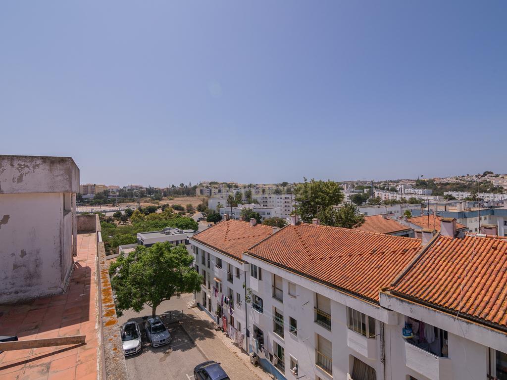 NÃO PERCA ESTA GRANDE OPORTUNIDADE! APARTAMENTO T2 COM GRANDES ÁREAS E DESPENSA, MUITO BEM LOCALIZADO PRÓXIMO DE TODAS AS COMODIDADES E SERVIÇOS E A PASSOS DAS PARADISIACAS PRAIAS DE LAGOS! - Image 25