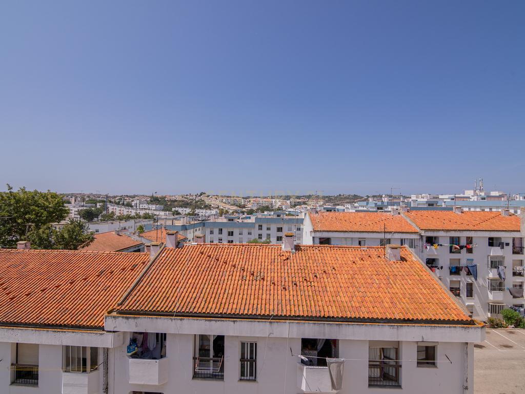 NÃO PERCA ESTA GRANDE OPORTUNIDADE! APARTAMENTO T2 COM GRANDES ÁREAS E DESPENSA, MUITO BEM LOCALIZADO PRÓXIMO DE TODAS AS COMODIDADES E SERVIÇOS E A PASSOS DAS PARADISIACAS PRAIAS DE LAGOS! - Image 26