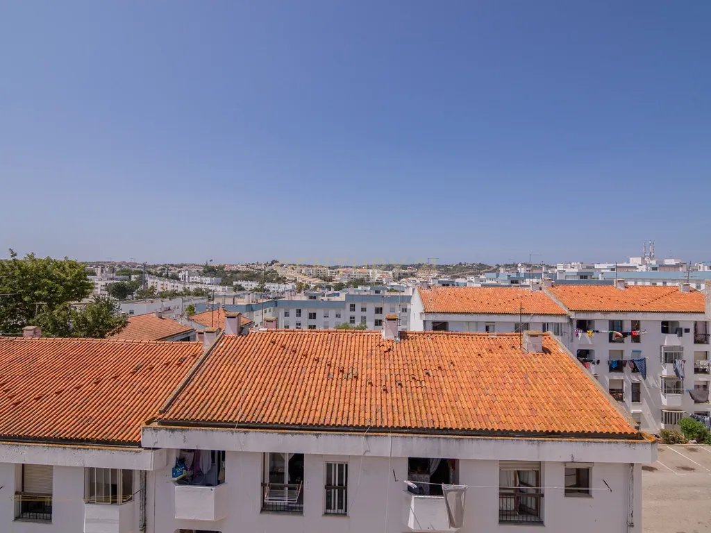 NÃO PERCA ESTA GRANDE OPORTUNIDADE! APARTAMENTO T2 COM GRANDES ÁREAS E DESPENSA, MUITO BEM LOCALIZADO PRÓXIMO DE TODAS AS COMODIDADES E SERVIÇOS E A PASSOS DAS PARADISIACAS PRAIAS DE LAGOS! - Image 26