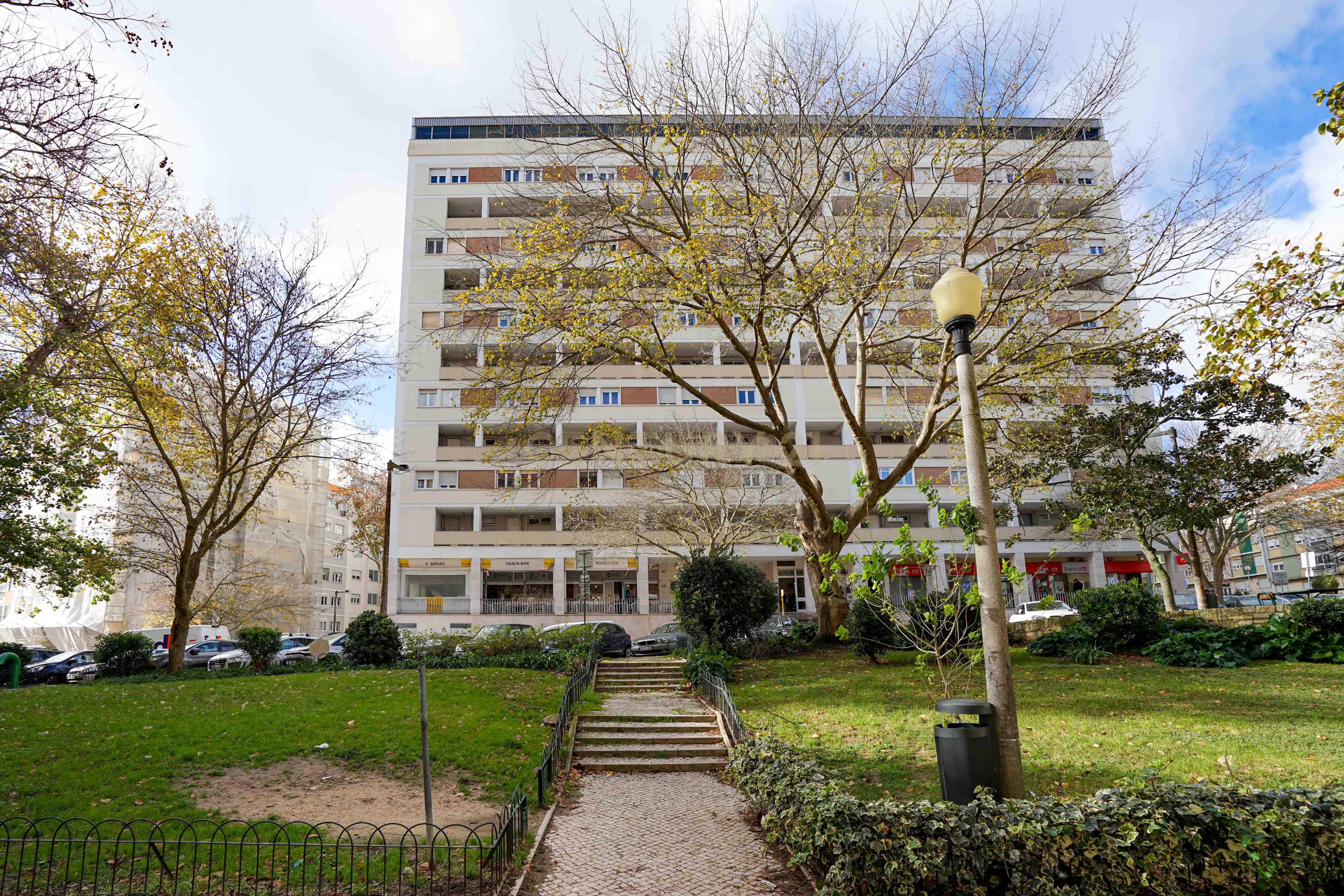 Duplex T4 em Lisboa com 125m² e serviços incluídos - Image 1