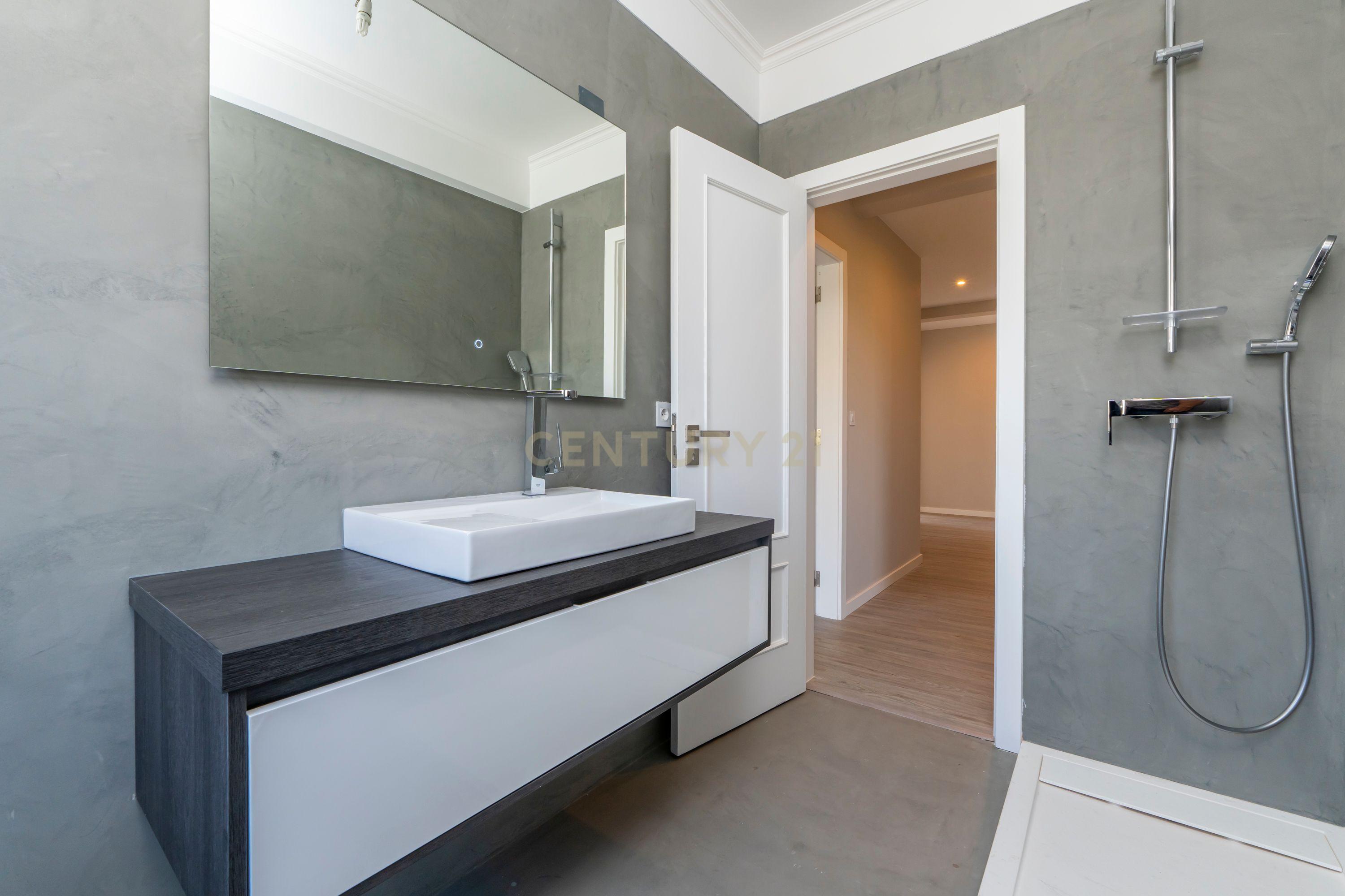 Apartamento Remodelado com Vista Mar na Ericeira, lugar de parqueamento e arrecadação - Image 25