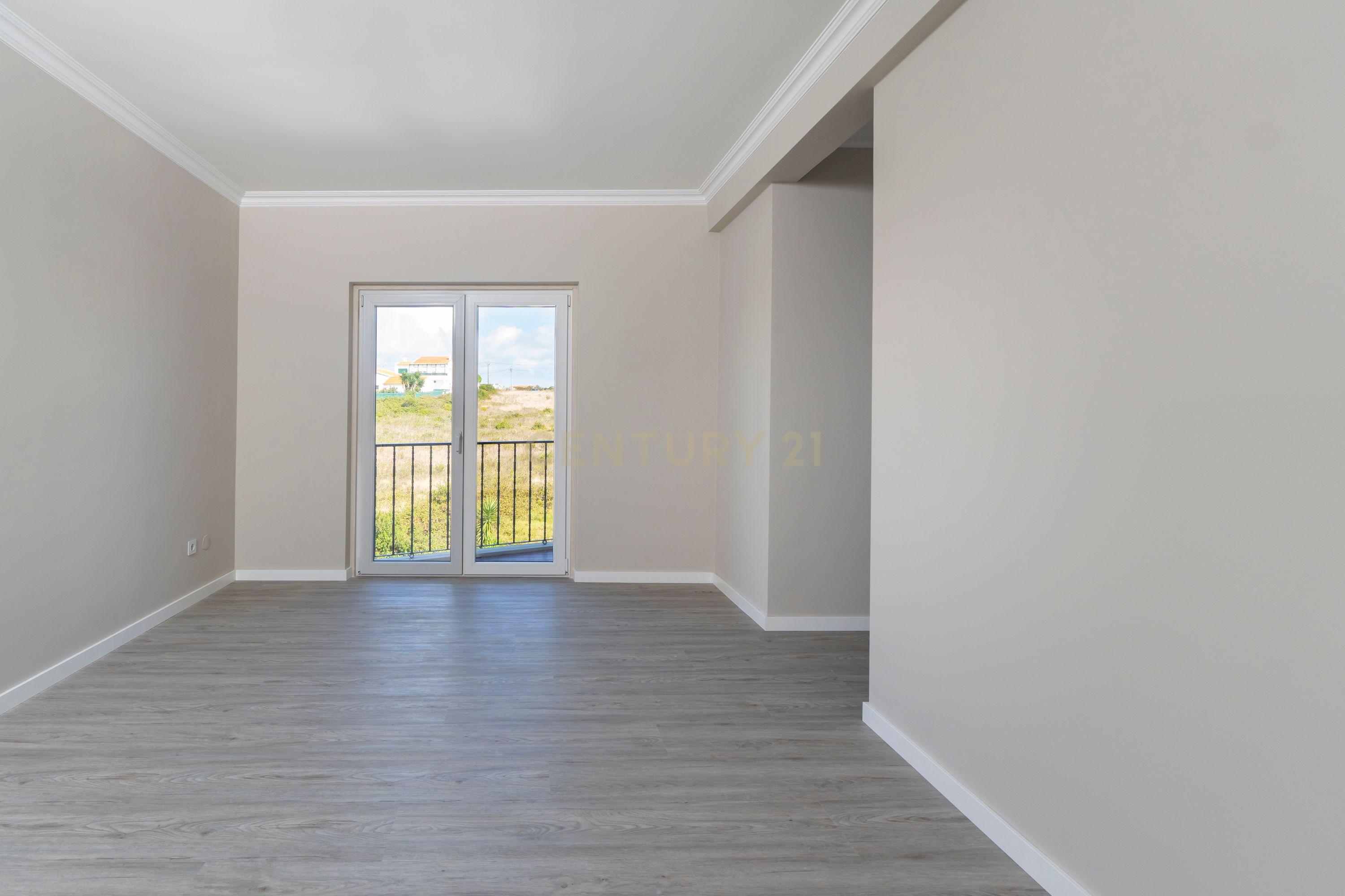 Apartamento Remodelado com Vista Mar na Ericeira, lugar de parqueamento e arrecadação - Image 19