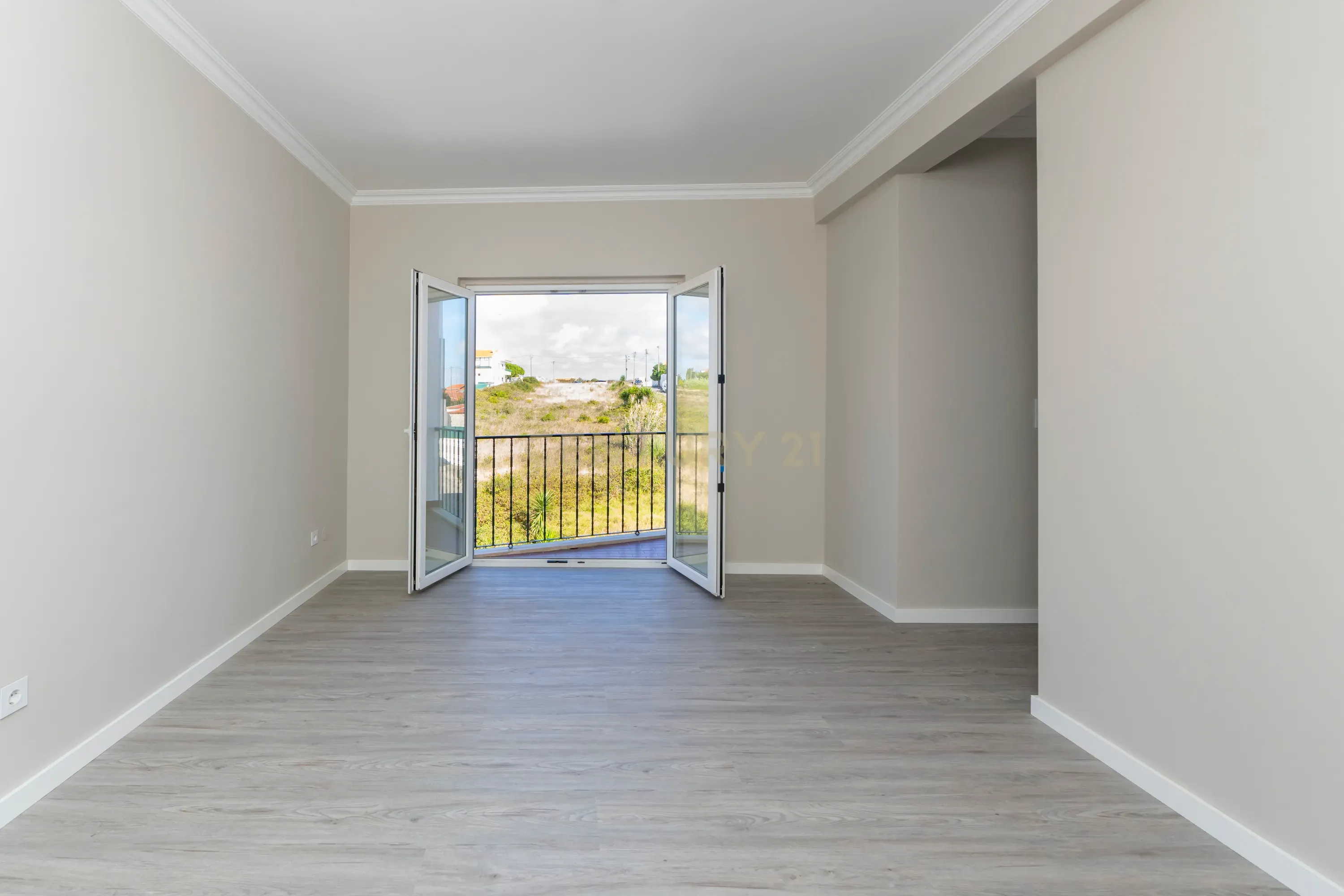 Apartamento Remodelado com Vista Mar na Ericeira, lugar de parqueamento e arrecadação - Image 18