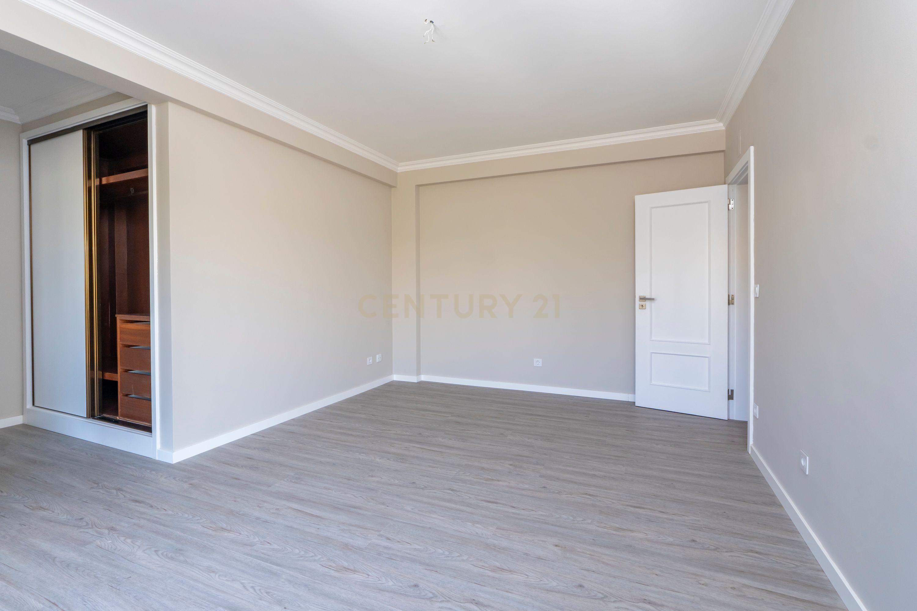 Apartamento Remodelado com Vista Mar na Ericeira, lugar de parqueamento e arrecadação - Image 22