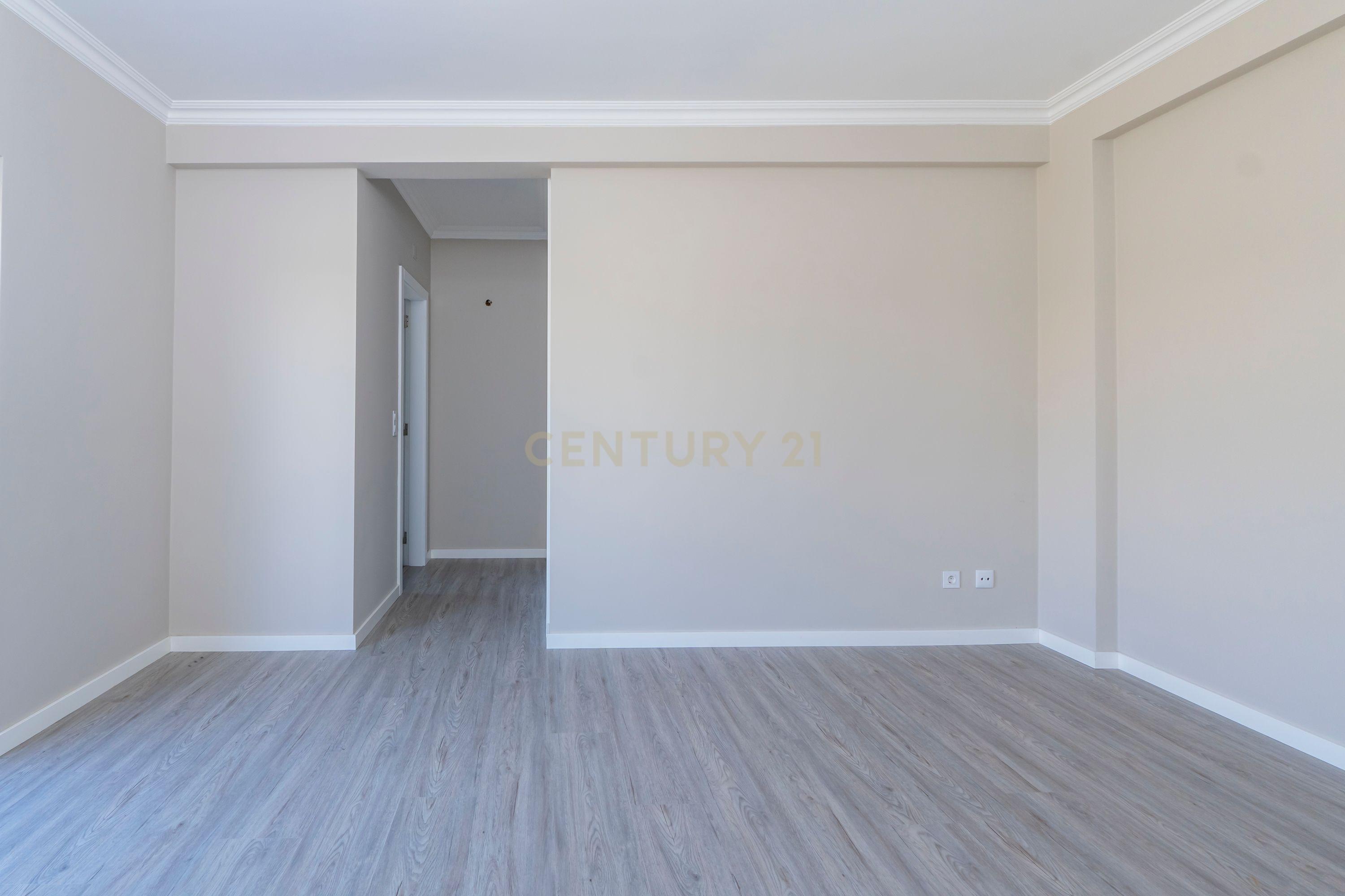Apartamento Remodelado com Vista Mar na Ericeira, lugar de parqueamento e arrecadação - Image 21