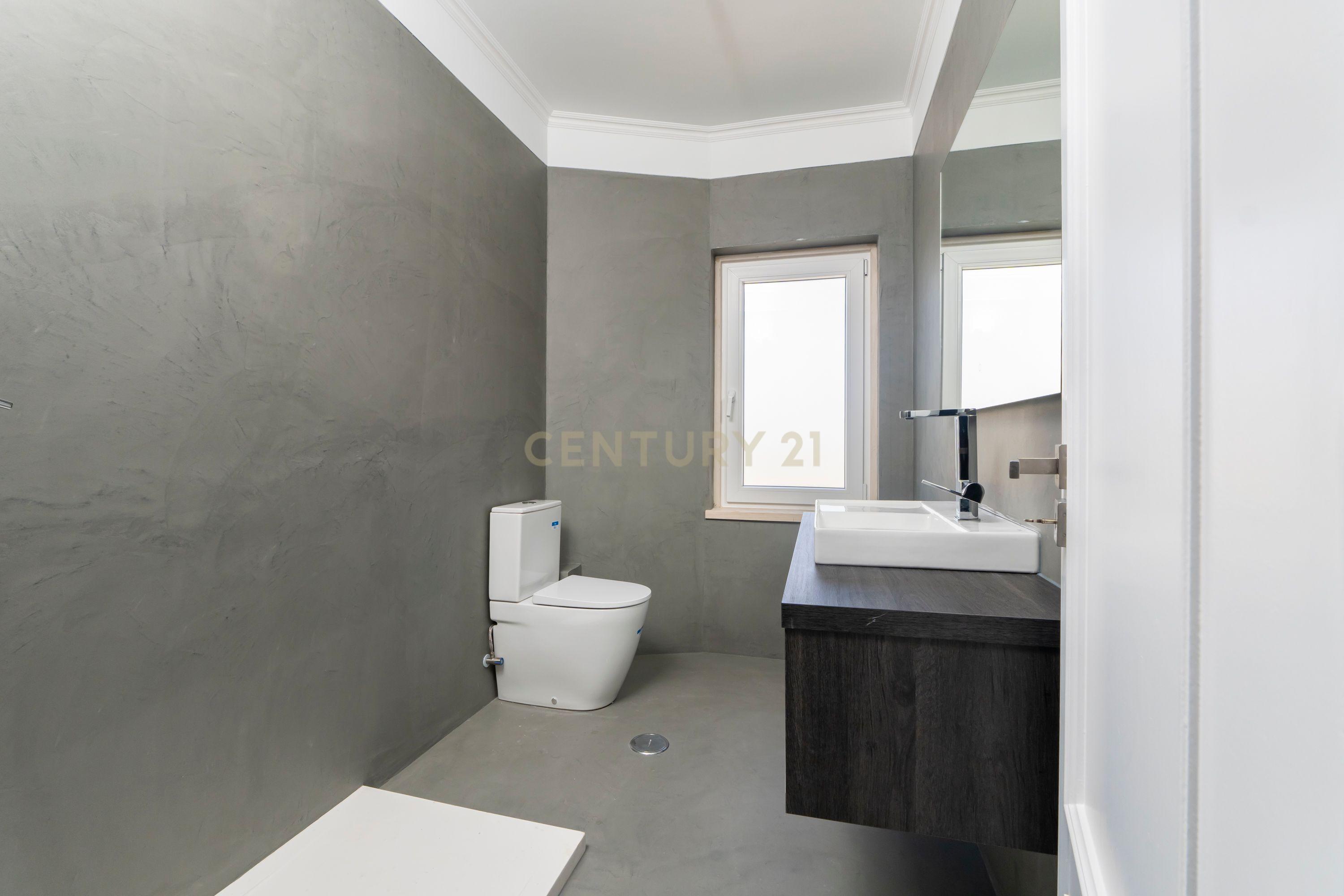 Apartamento Remodelado com Vista Mar na Ericeira, lugar de parqueamento e arrecadação - Image 30