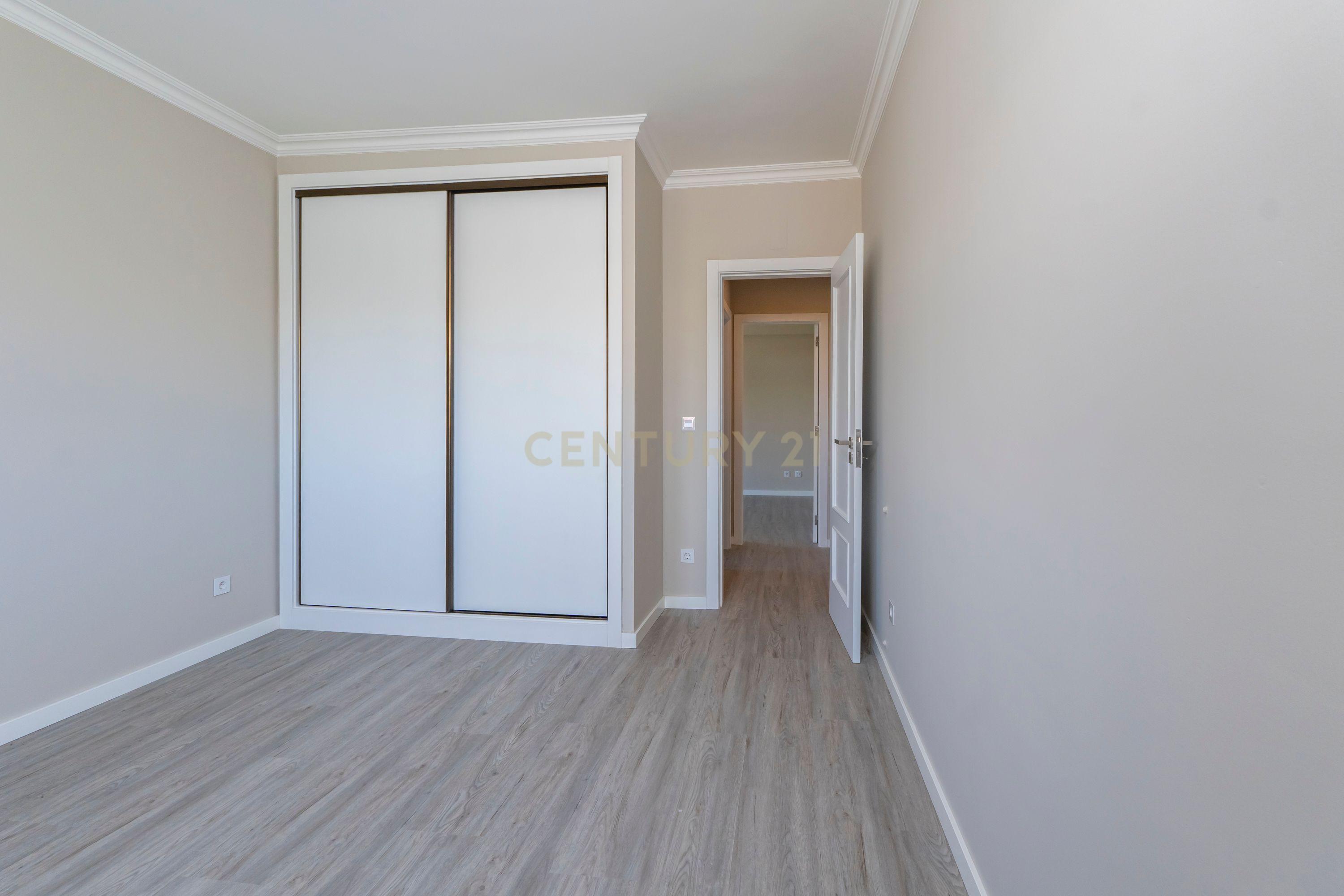Apartamento Remodelado com Vista Mar na Ericeira, lugar de parqueamento e arrecadação - Image 28