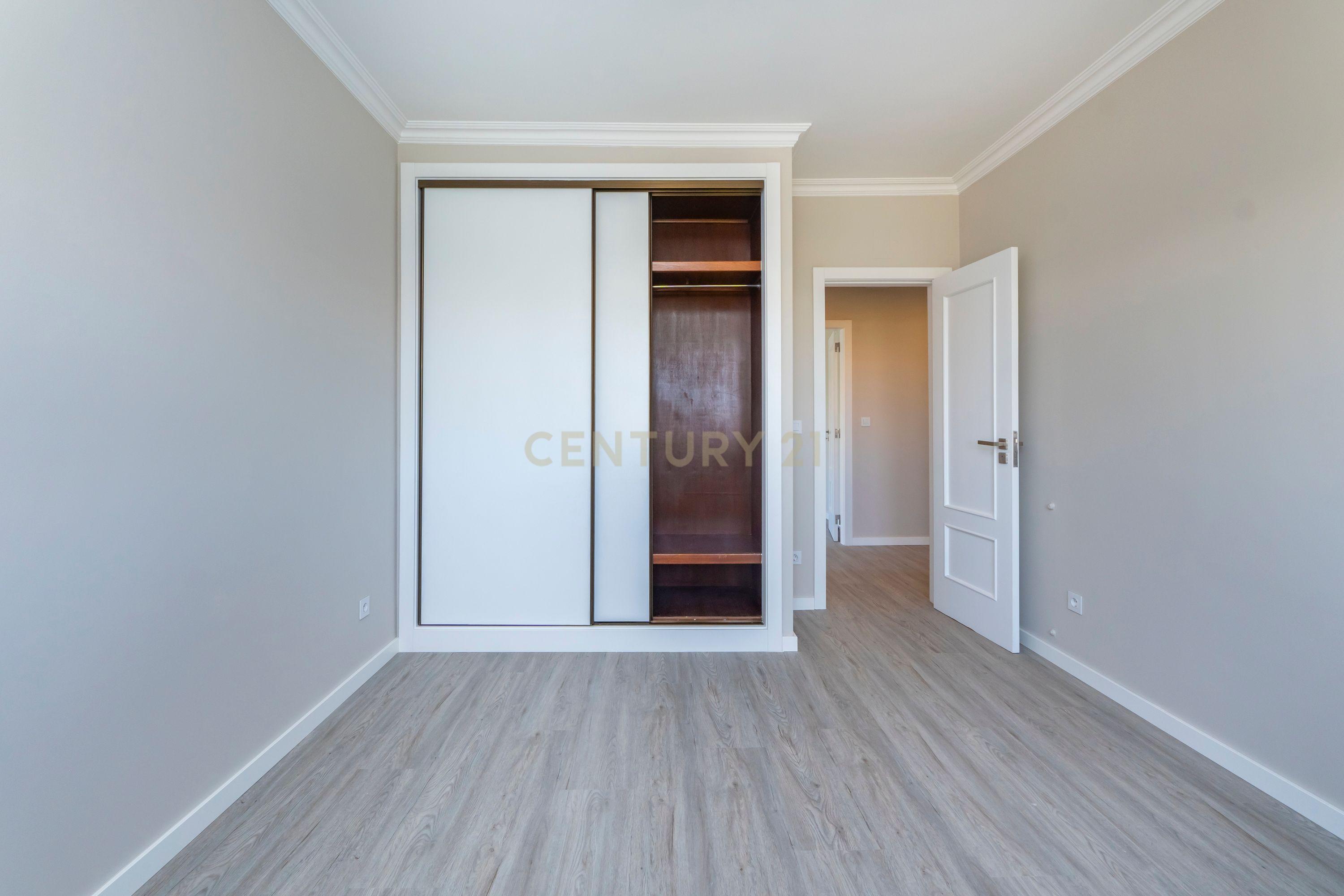 Apartamento Remodelado com Vista Mar na Ericeira, lugar de parqueamento e arrecadação - Image 29