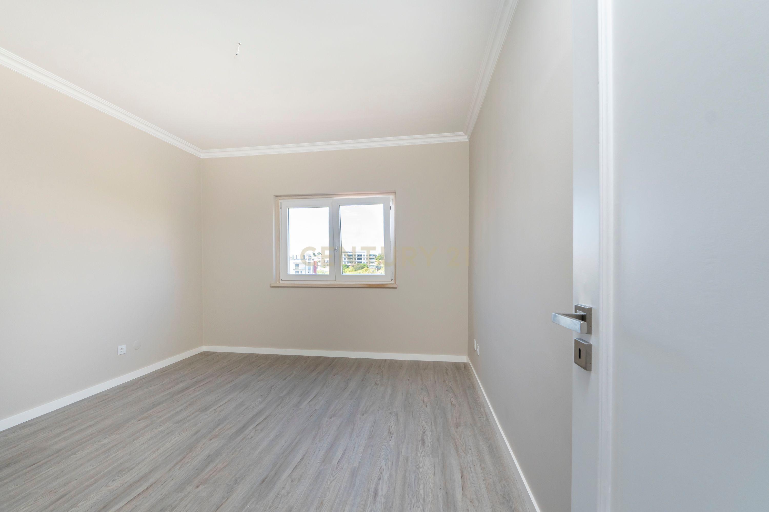 Apartamento Remodelado com Vista Mar na Ericeira, lugar de parqueamento e arrecadação - Image 33