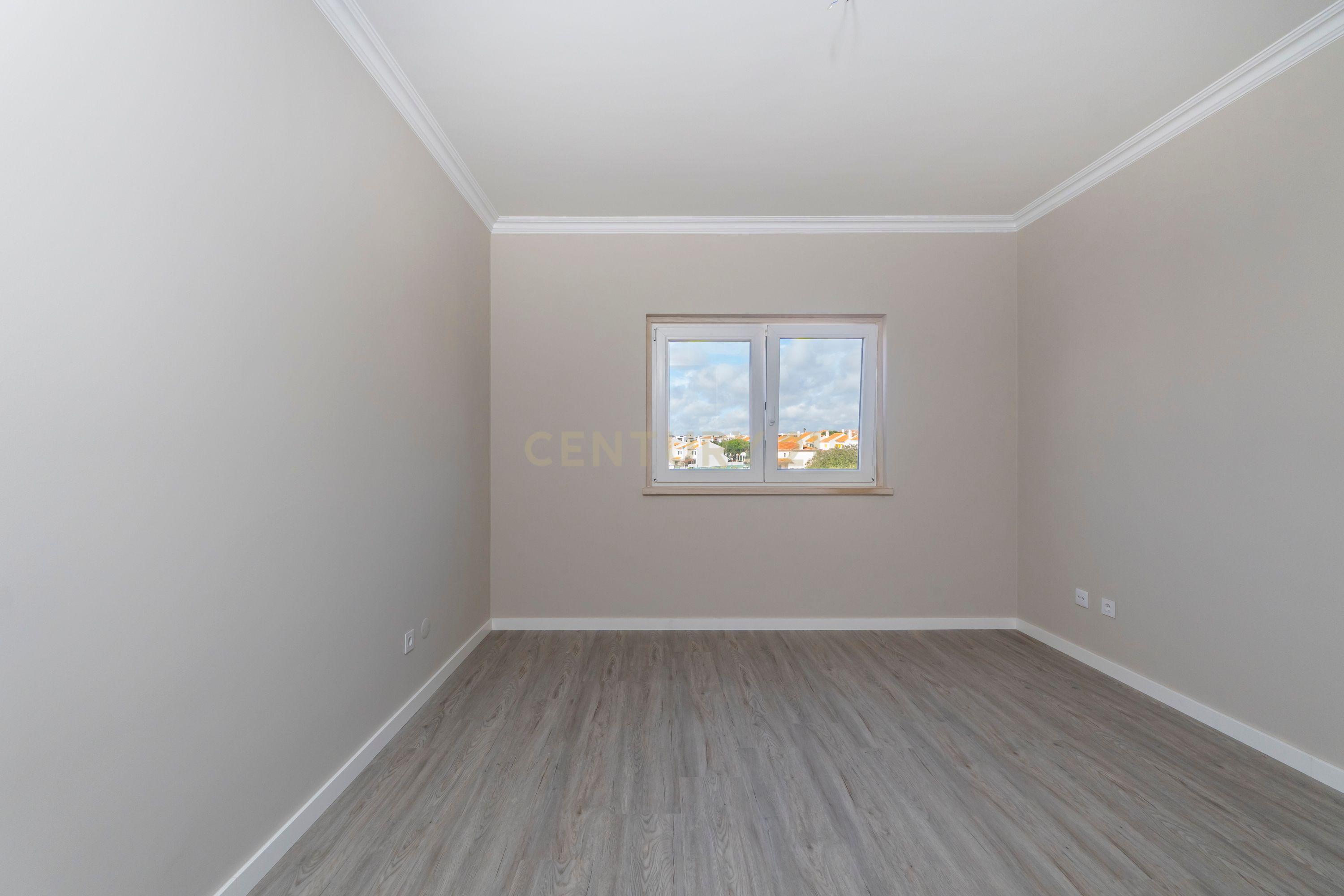 Apartamento Remodelado com Vista Mar na Ericeira, lugar de parqueamento e arrecadação - Image 32