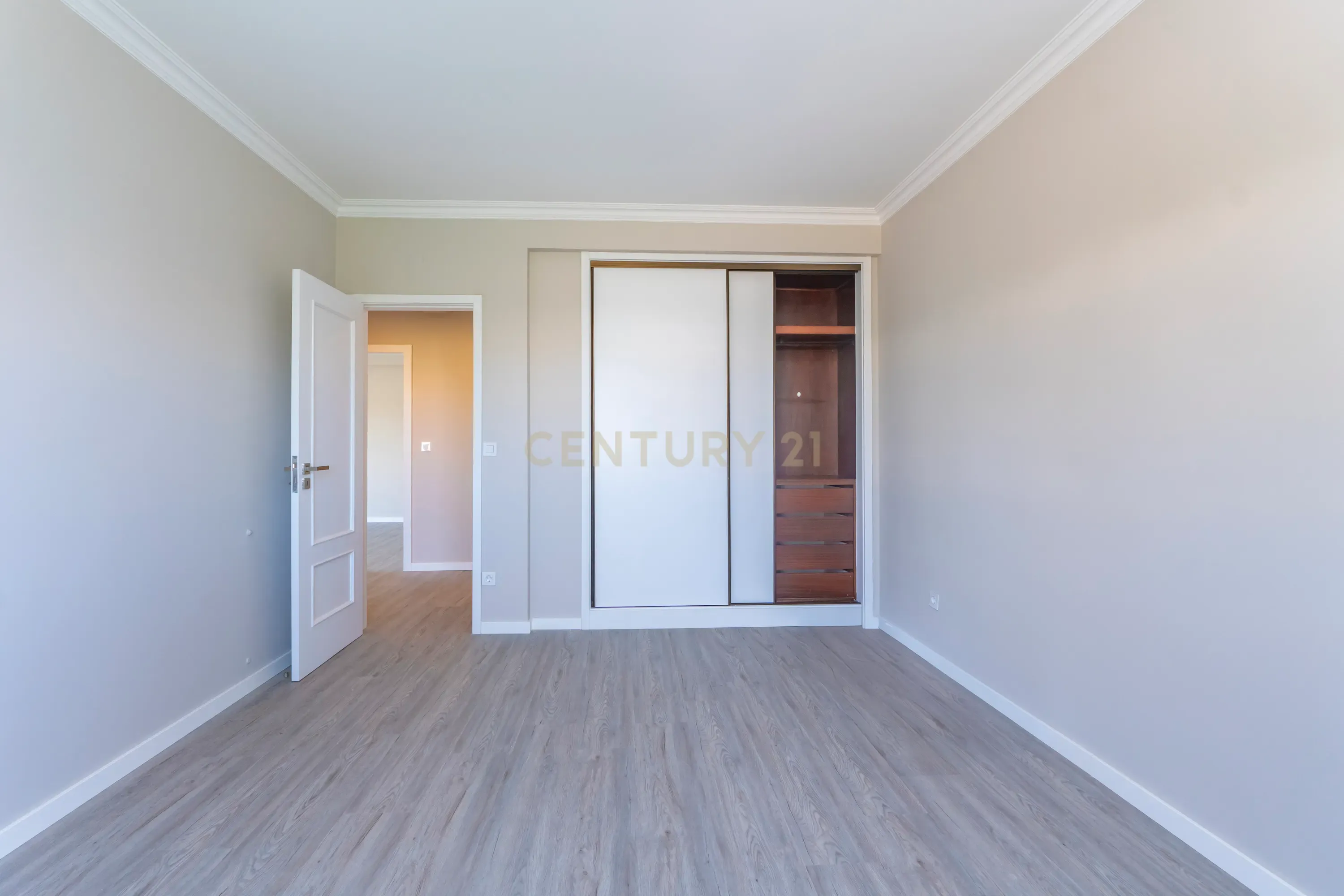 Apartamento Remodelado com Vista Mar na Ericeira, lugar de parqueamento e arrecadação - Image 34