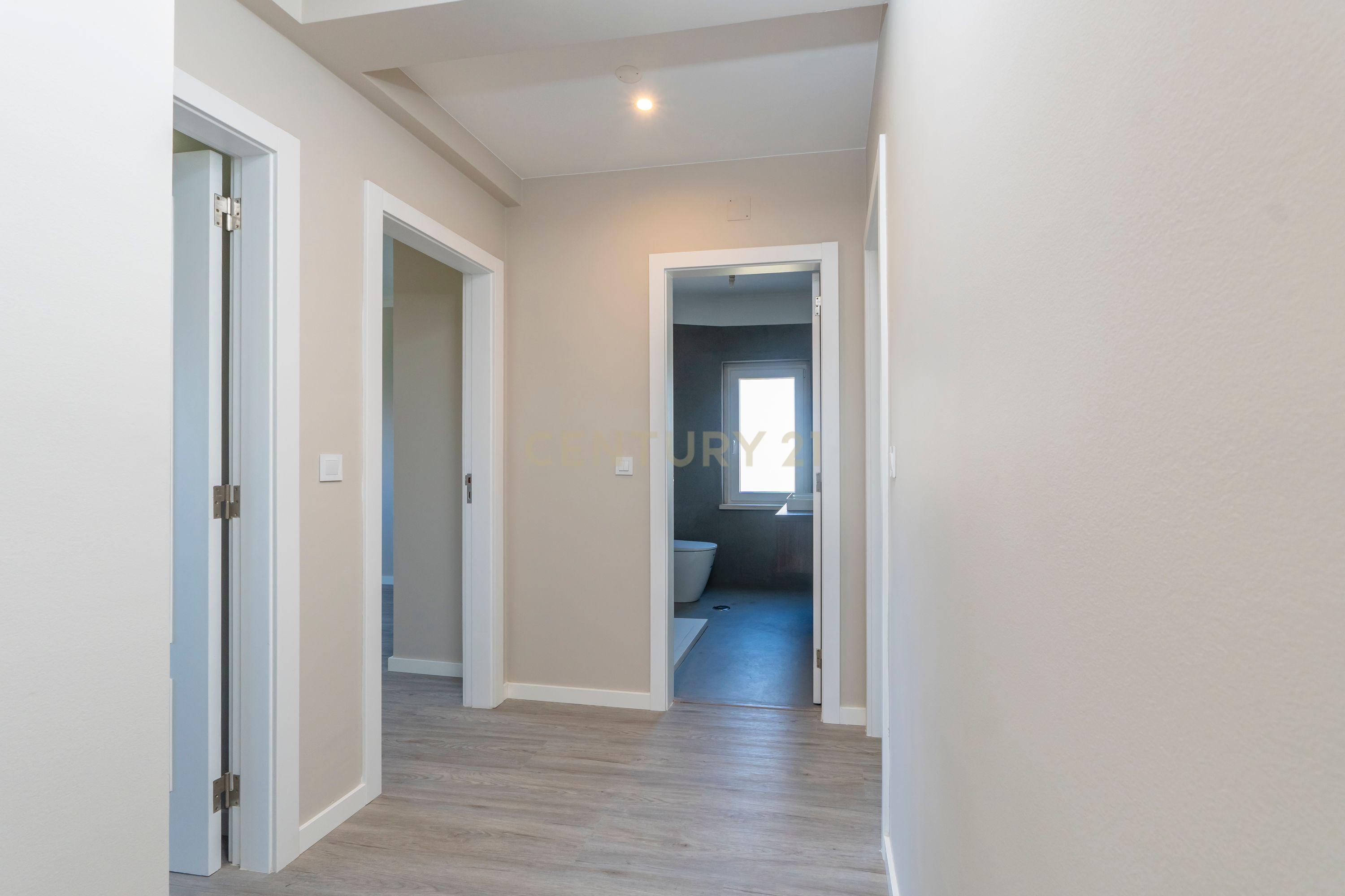 Apartamento Remodelado com Vista Mar na Ericeira, lugar de parqueamento e arrecadação - Image 9