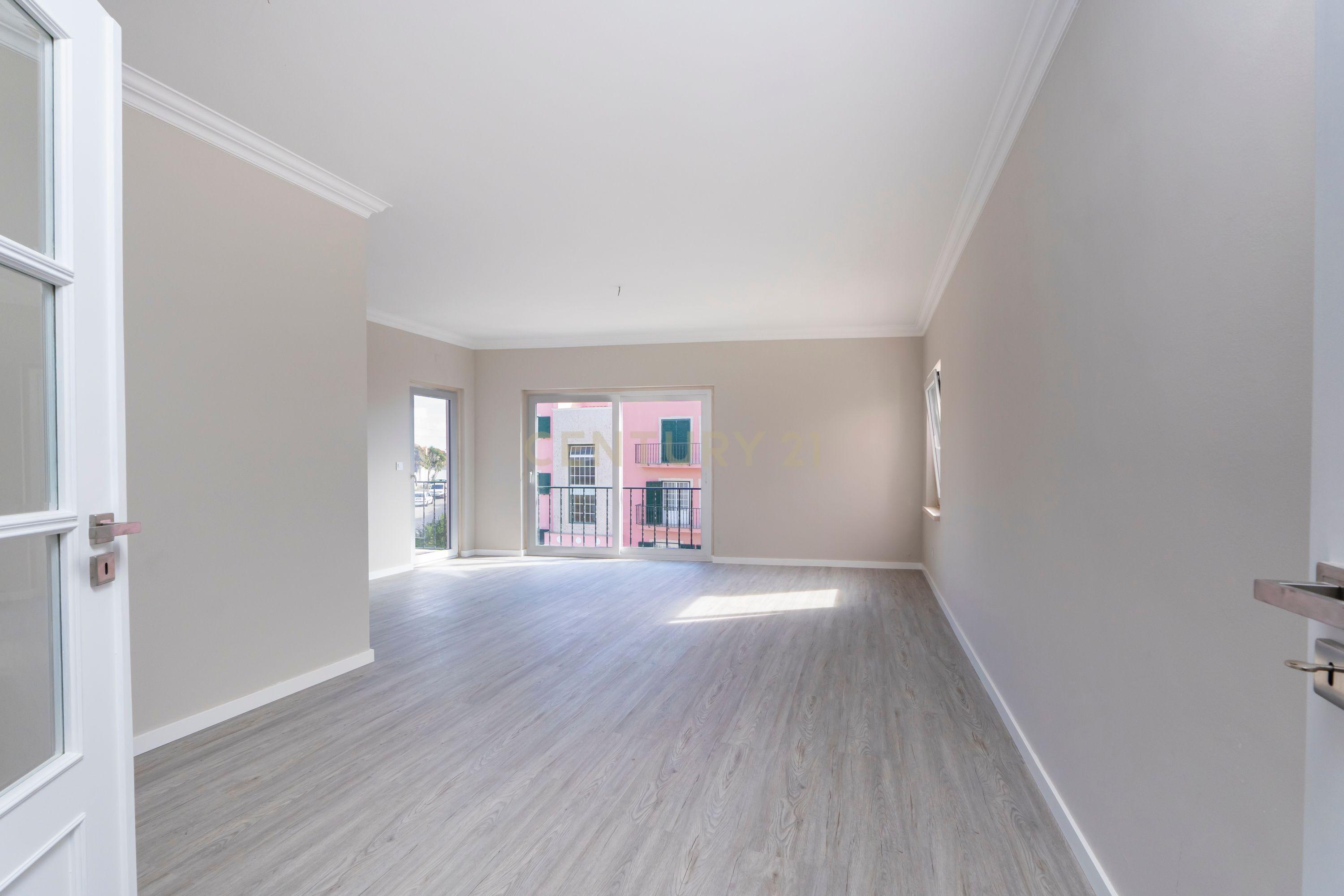 Apartamento Remodelado com Vista Mar na Ericeira, lugar de parqueamento e arrecadação - Image 11