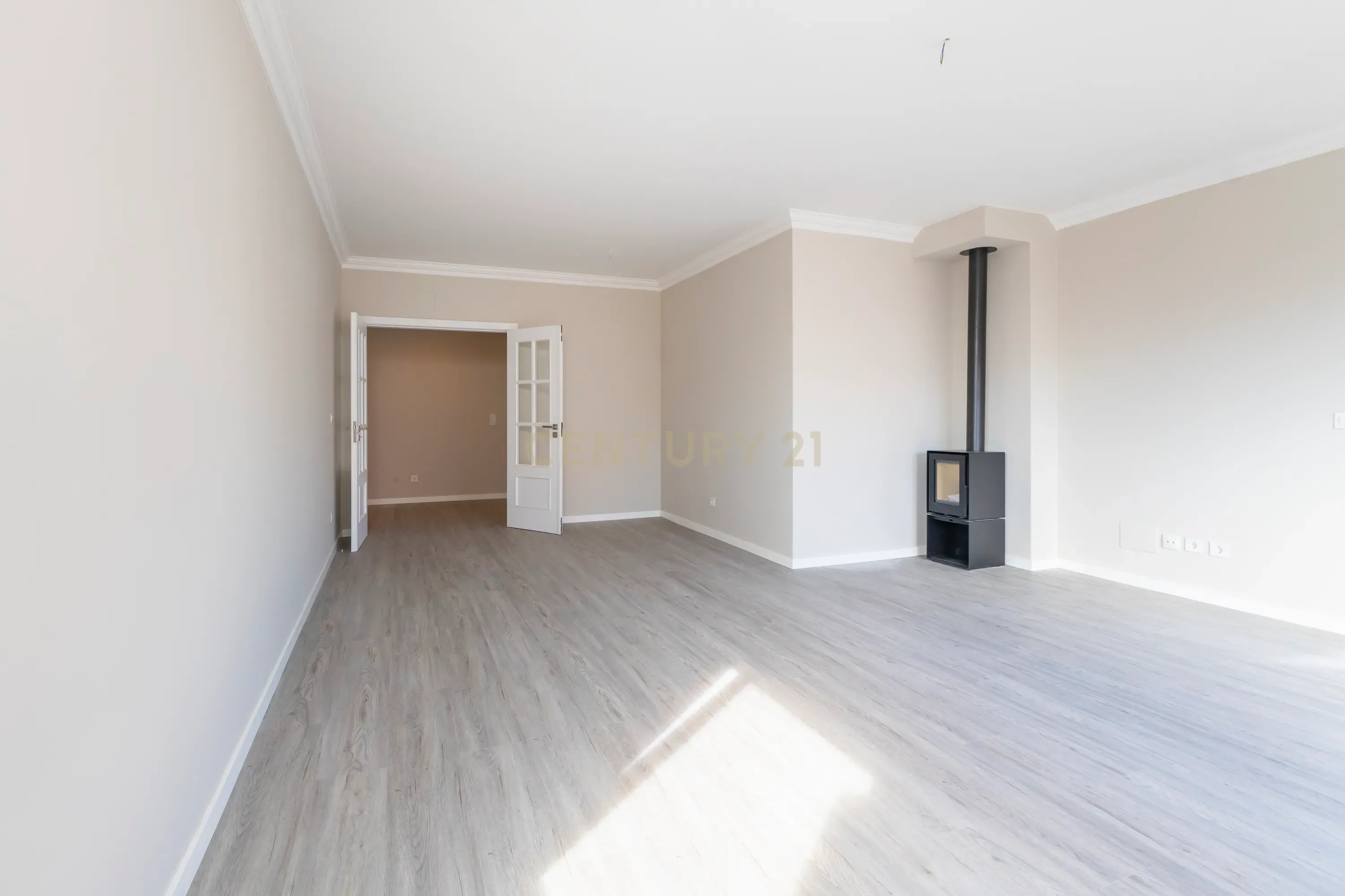 Apartamento Remodelado com Vista Mar na Ericeira, lugar de parqueamento e arrecadação - Image 13