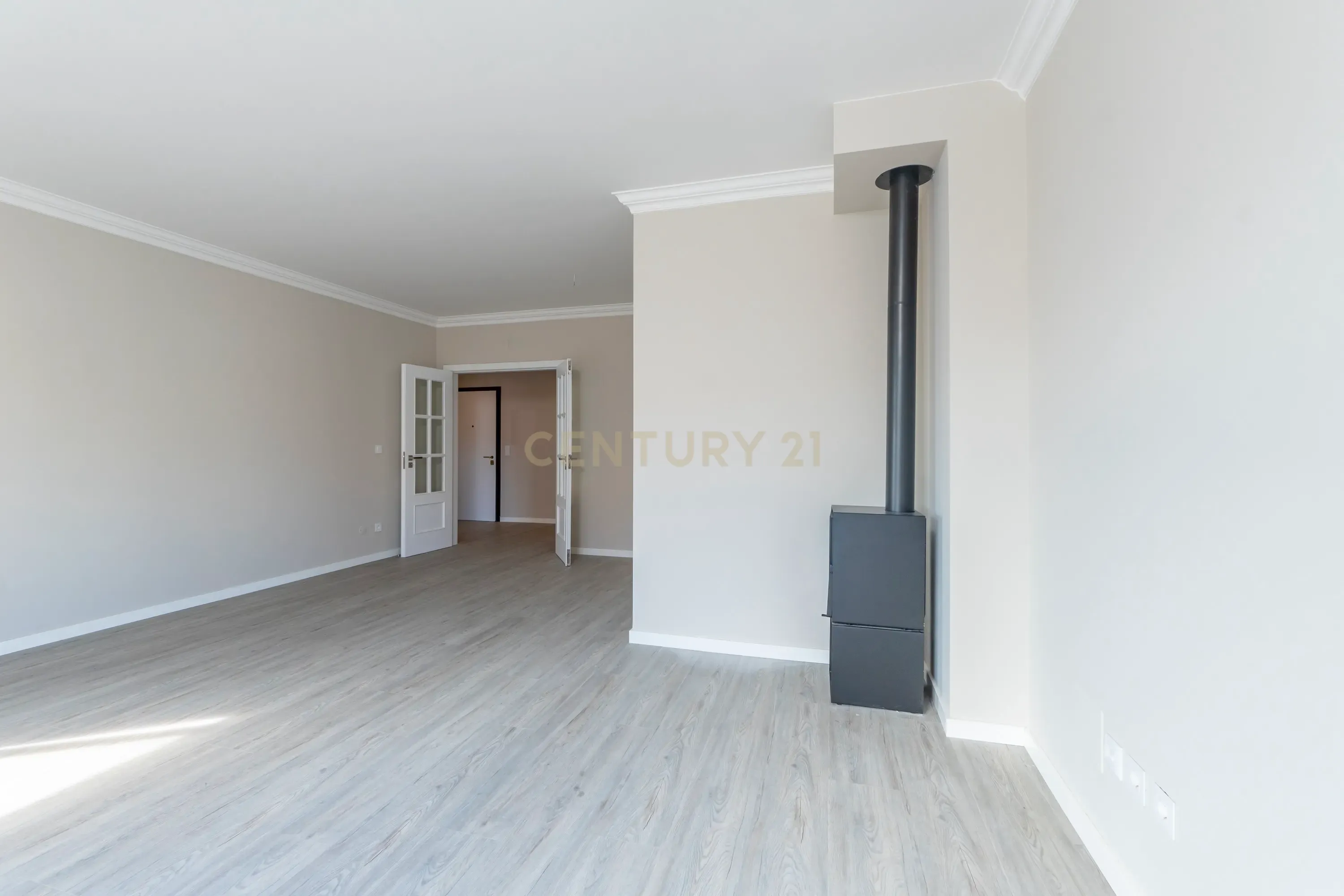 Apartamento Remodelado com Vista Mar na Ericeira, lugar de parqueamento e arrecadação - Image 12