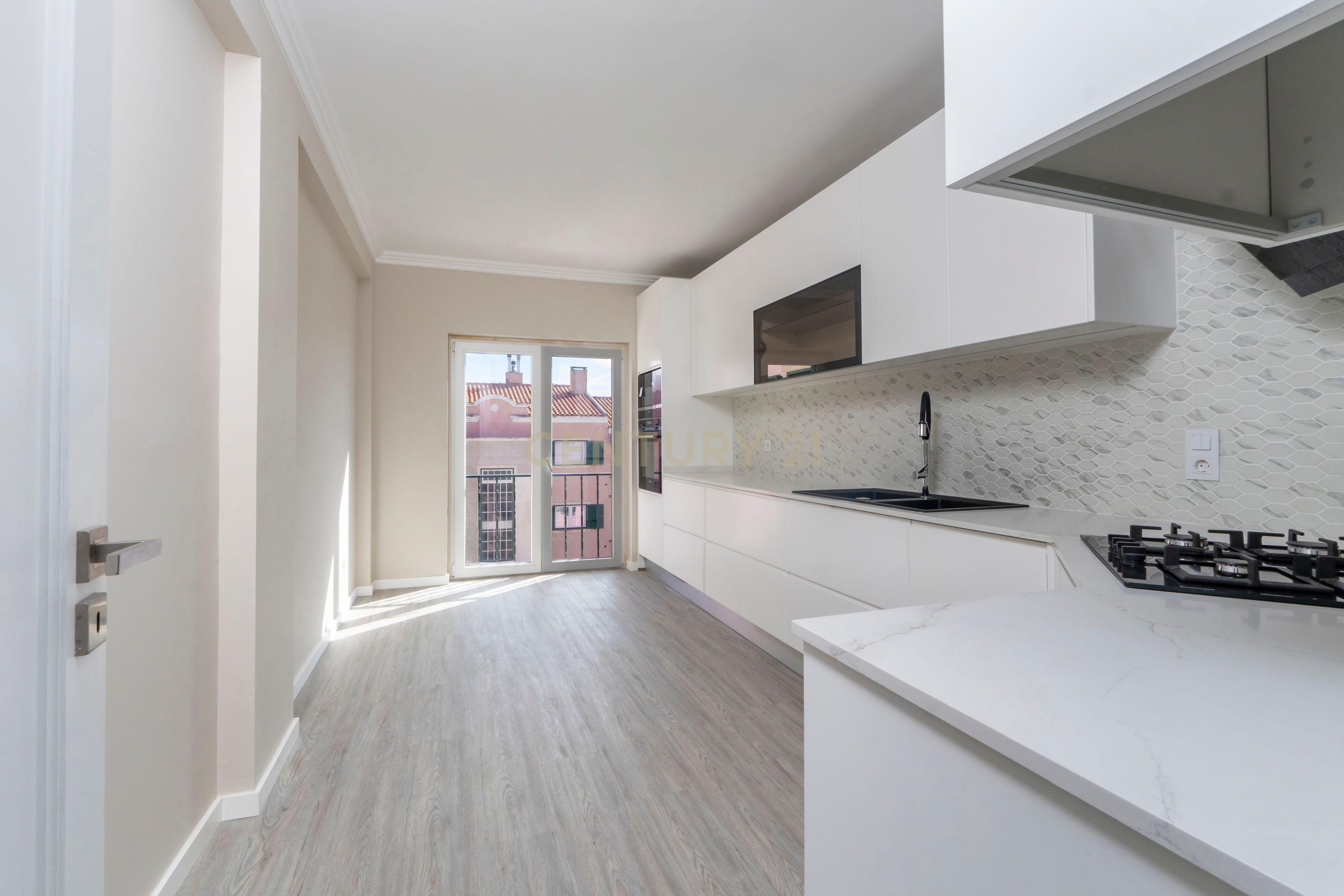 Apartamento Remodelado com Vista Mar na Ericeira, lugar de parqueamento e arrecadação - Image 5
