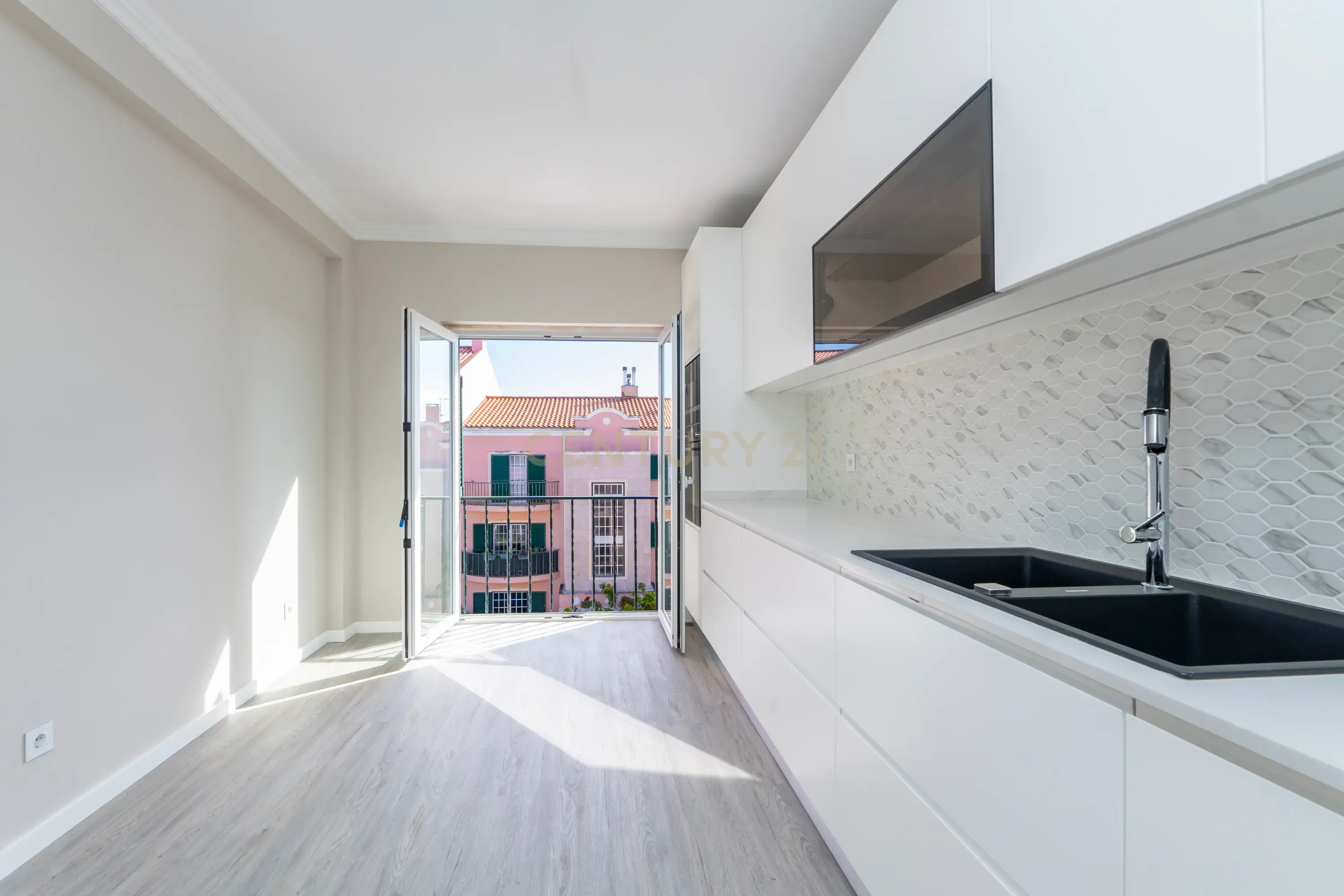 Apartamento Remodelado com Vista Mar na Ericeira, lugar de parqueamento e arrecadação - Image 1
