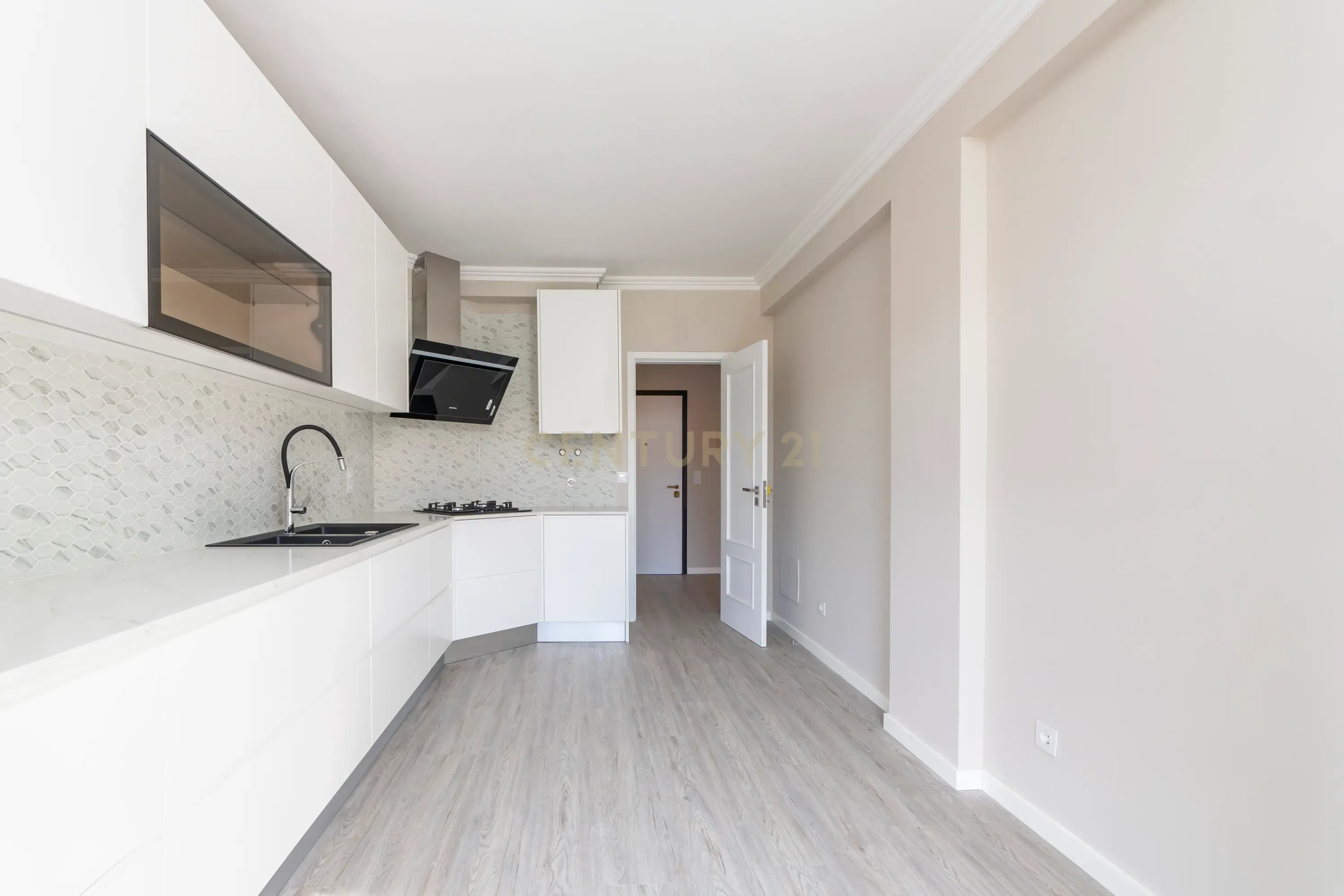 Apartamento Remodelado com Vista Mar na Ericeira, lugar de parqueamento e arrecadação - Image 2