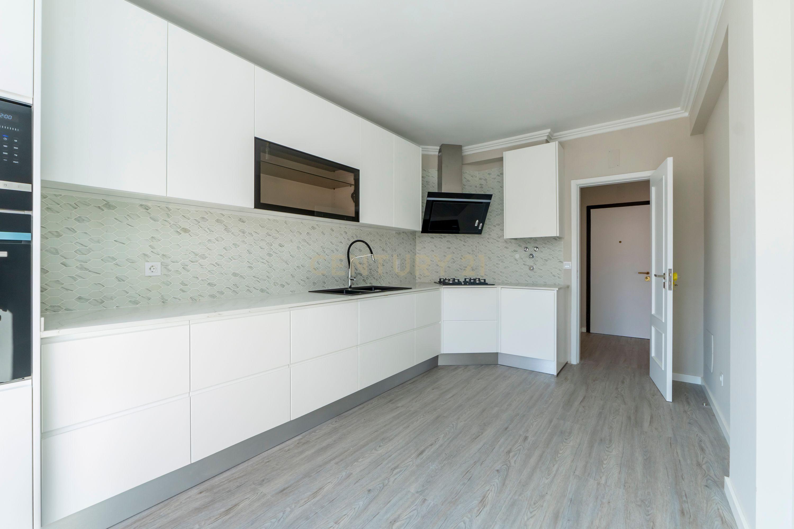 Apartamento Remodelado com Vista Mar na Ericeira, lugar de parqueamento e arrecadação - Image 3