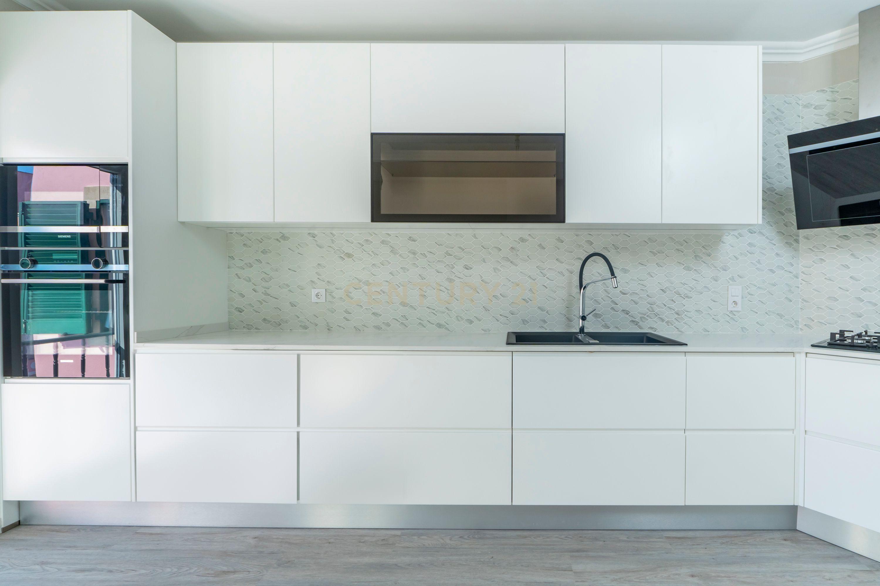 Apartamento Remodelado com Vista Mar na Ericeira, lugar de parqueamento e arrecadação - Image 4