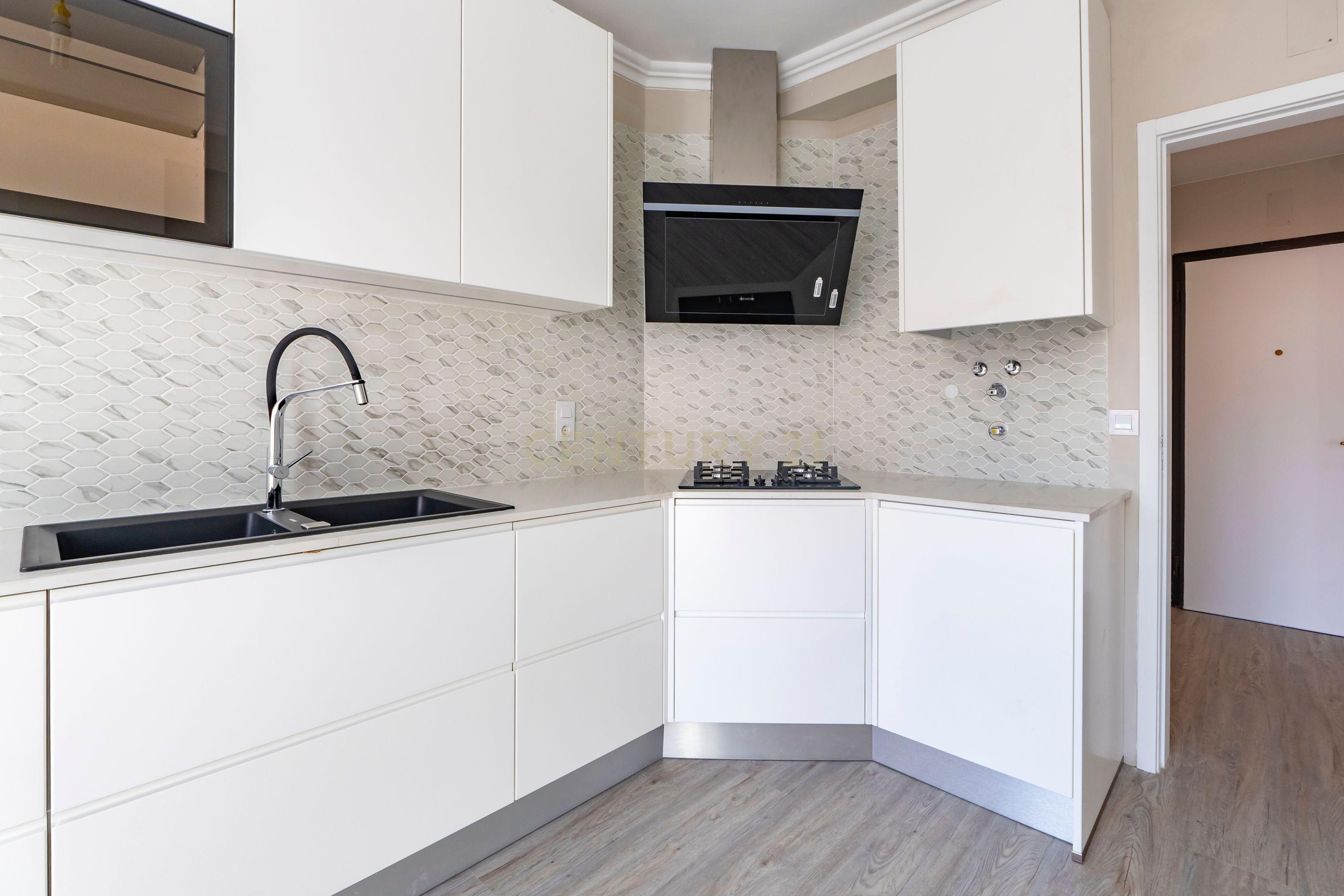 Apartamento Remodelado com Vista Mar na Ericeira, lugar de parqueamento e arrecadação - Image 6