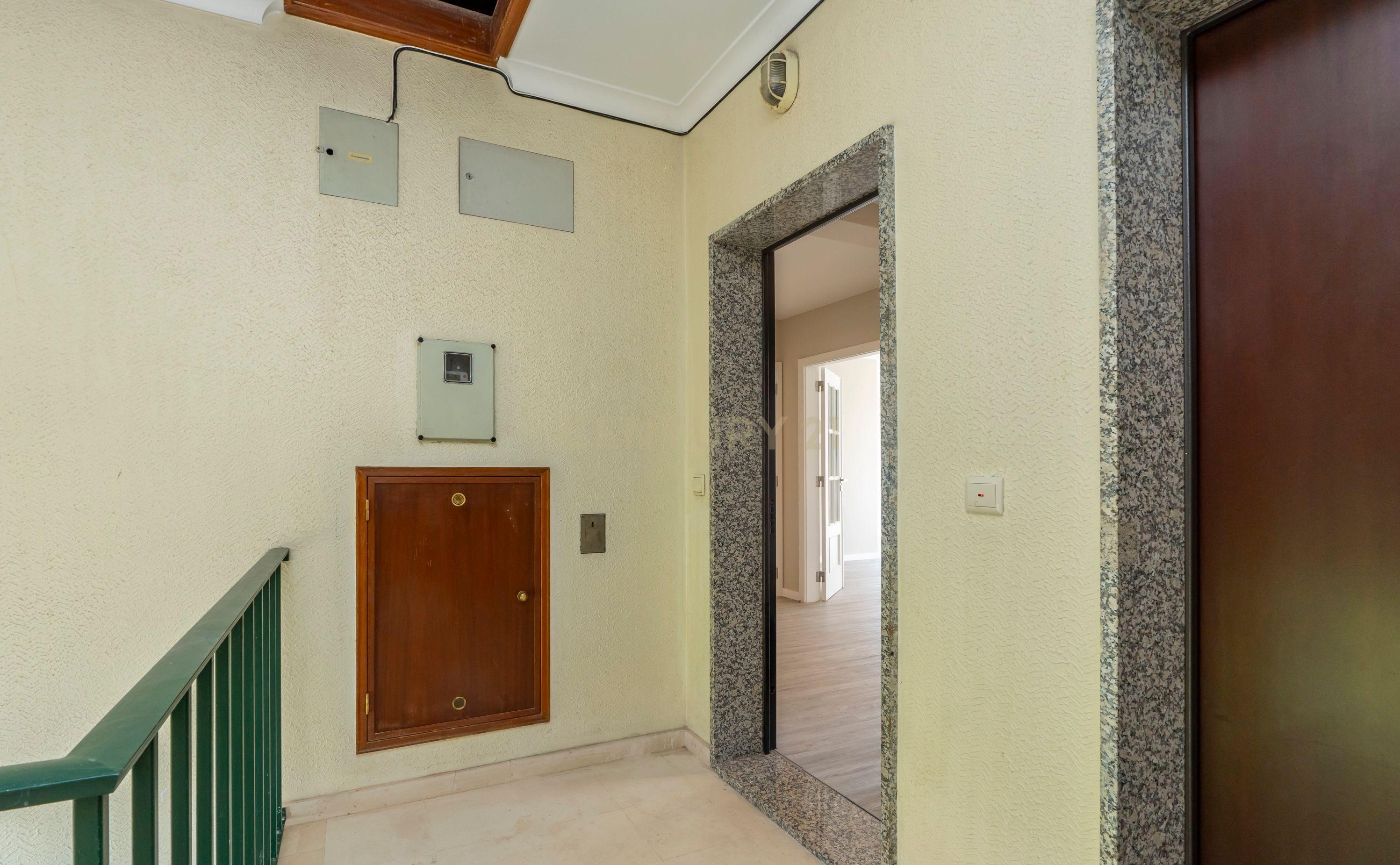Apartamento Remodelado com Vista Mar na Ericeira, lugar de parqueamento e arrecadação - Image 37
