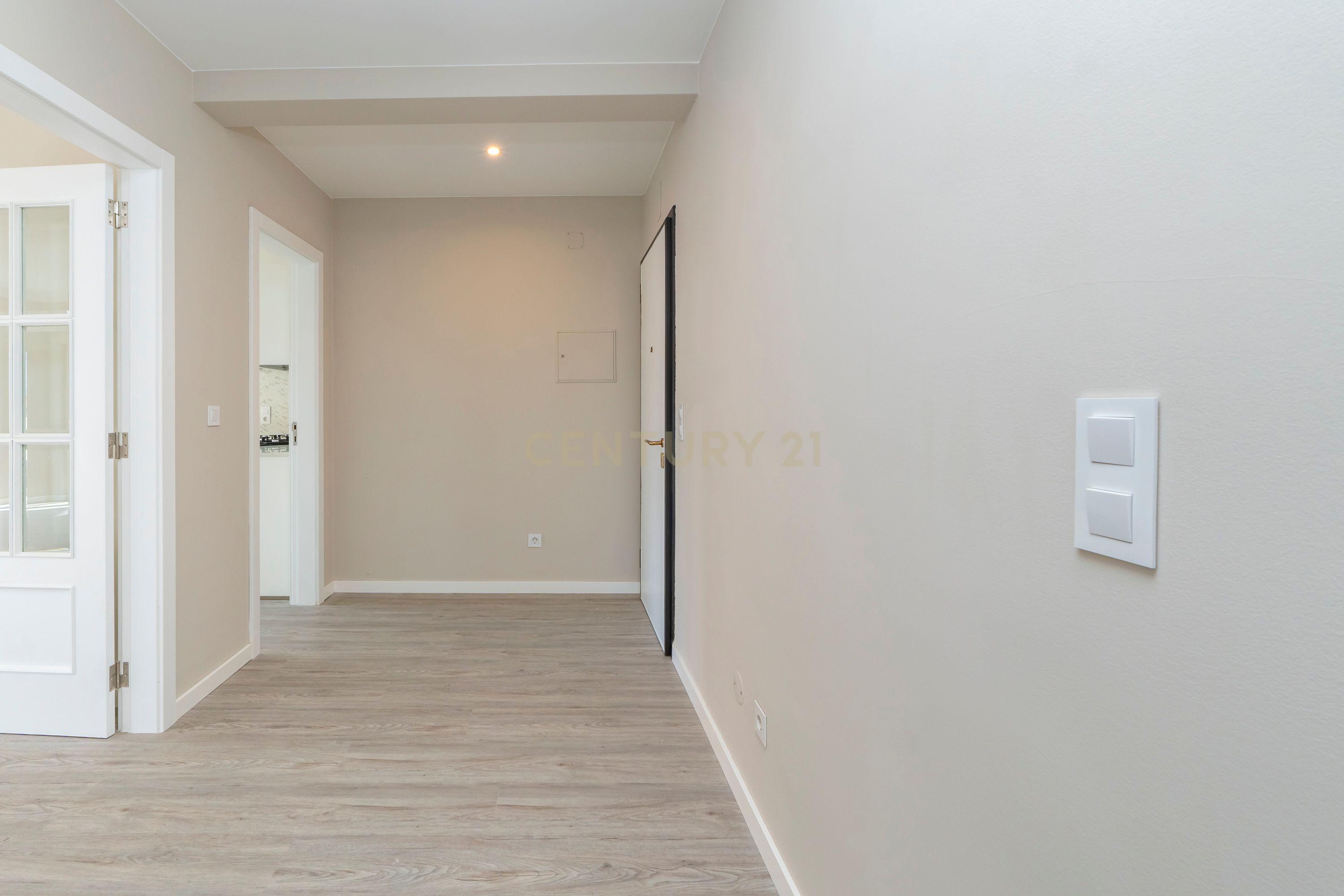 Apartamento Remodelado com Vista Mar na Ericeira, lugar de parqueamento e arrecadação - Image 8